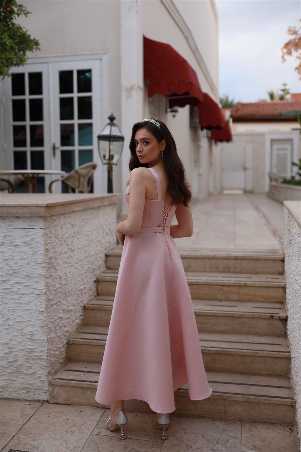 TheElsa | GİYİM | TAKI | Maria Pudra Pembe Saten Özel Tasarım Abiye ElbiseELBİSEMaria Pudra Pembe Saten Özel Tasarım Abiye Elbise
