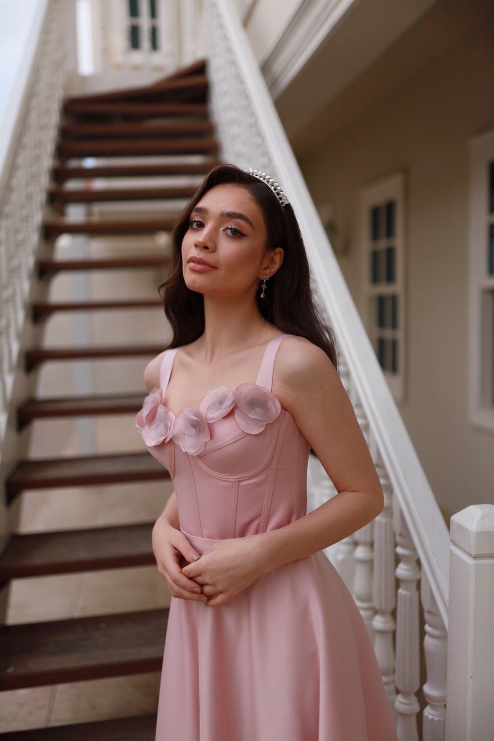 TheElsa | GİYİM | TAKI | Maria Pudra Pembe Saten Özel Tasarım Abiye ElbiseELBİSEMaria Pudra Pembe Saten Özel Tasarım Abiye Elbise