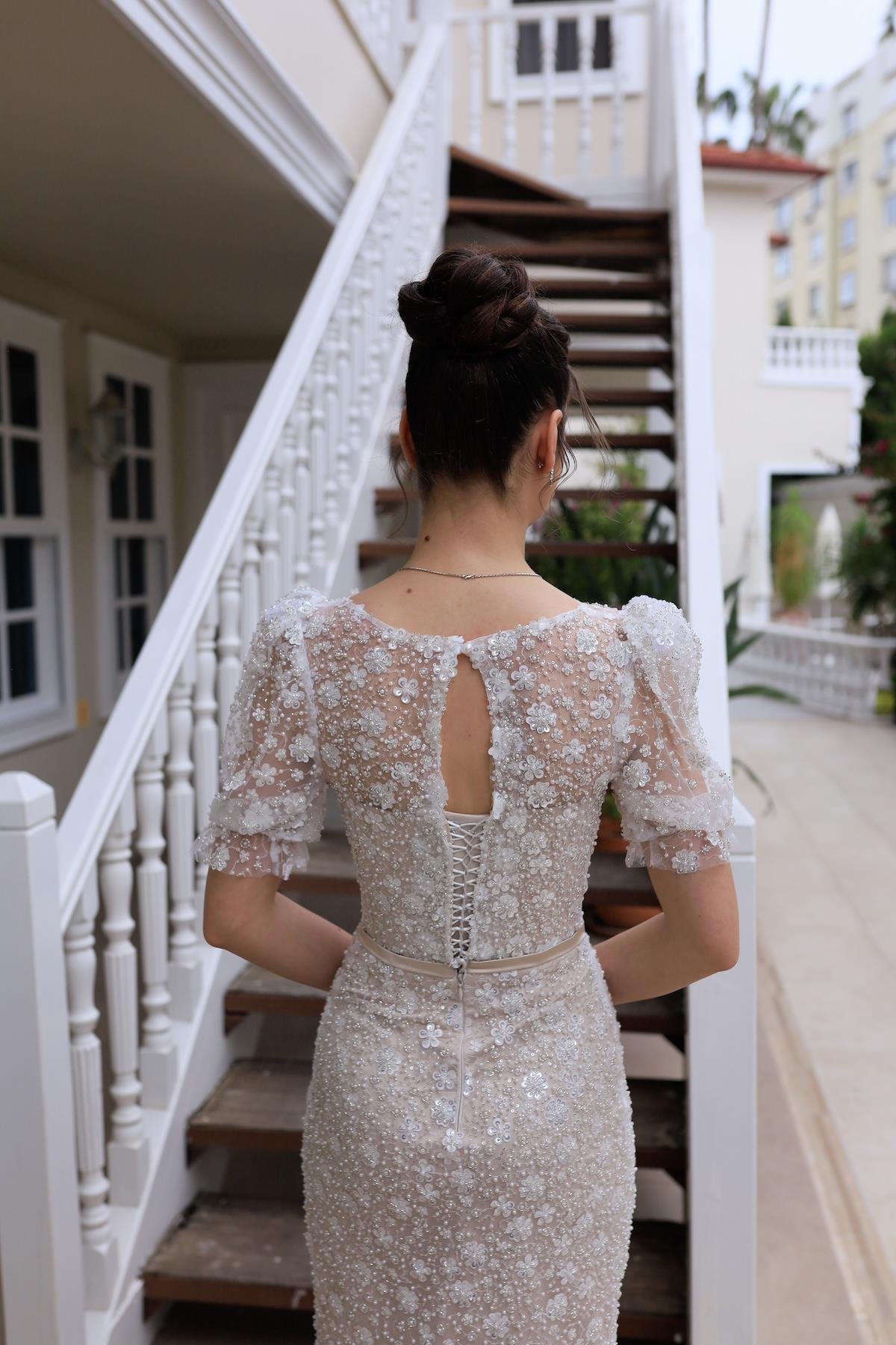 TheElsa | Mathilda Bej Beyaz Dantel Balon Kol Kalem Özel Tasarım Nişan Abiye ElbiseÖZEL ÜRETİM TASARIM ELBİSELERMathilda Bej Beyaz Dantel Balon Kol Kalem Özel Tasarım Nişan Abiye Elbise