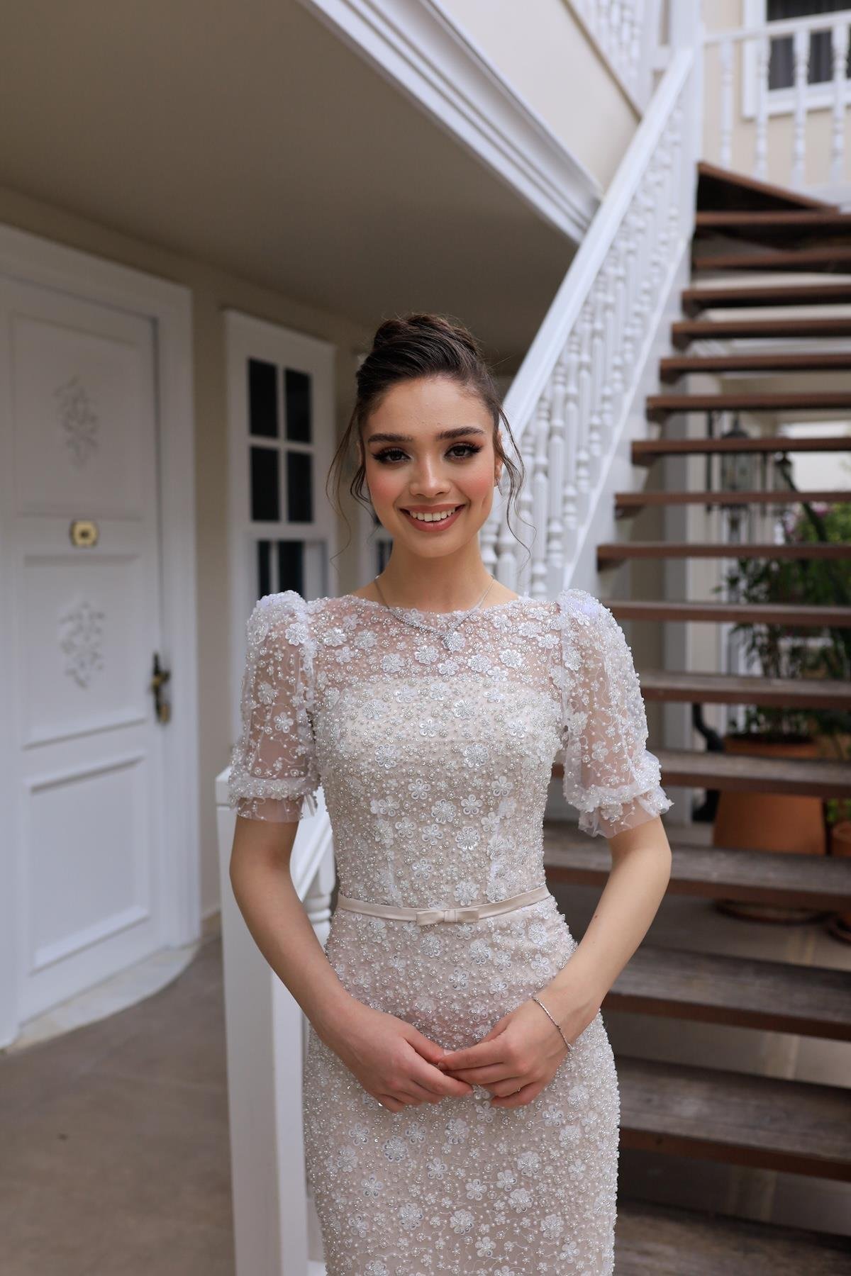 TheElsa | Mathilda Bej Beyaz Dantel Balon Kol Kalem Özel Tasarım Nişan Abiye ElbiseÖZEL ÜRETİM TASARIM ELBİSELERMathilda Bej Beyaz Dantel Balon Kol Kalem Özel Tasarım Nişan Abiye Elbise