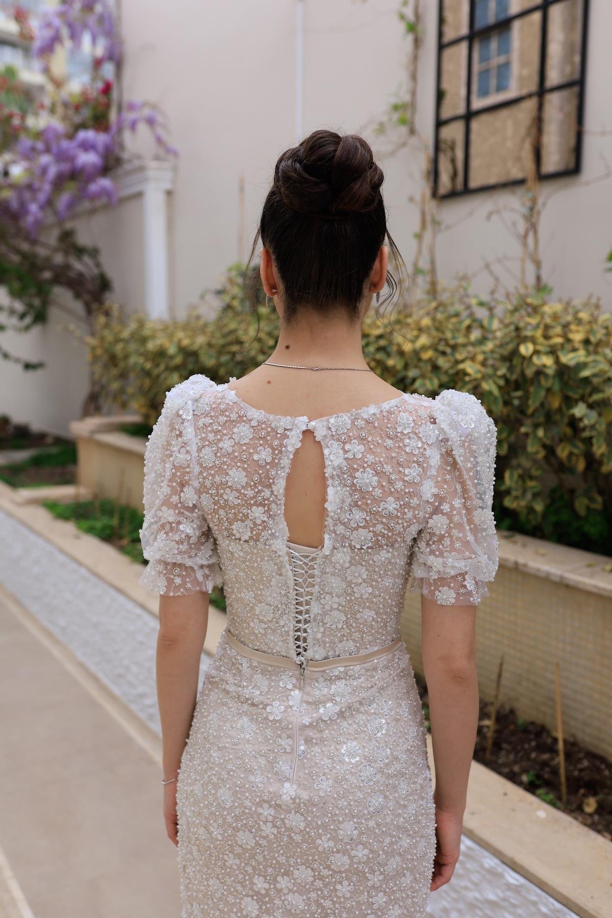TheElsa | Mathilda Bej Beyaz Dantel Balon Kol Kalem Özel Tasarım Nişan Abiye ElbiseÖZEL ÜRETİM TASARIM ELBİSELERMathilda Bej Beyaz Dantel Balon Kol Kalem Özel Tasarım Nişan Abiye Elbise
