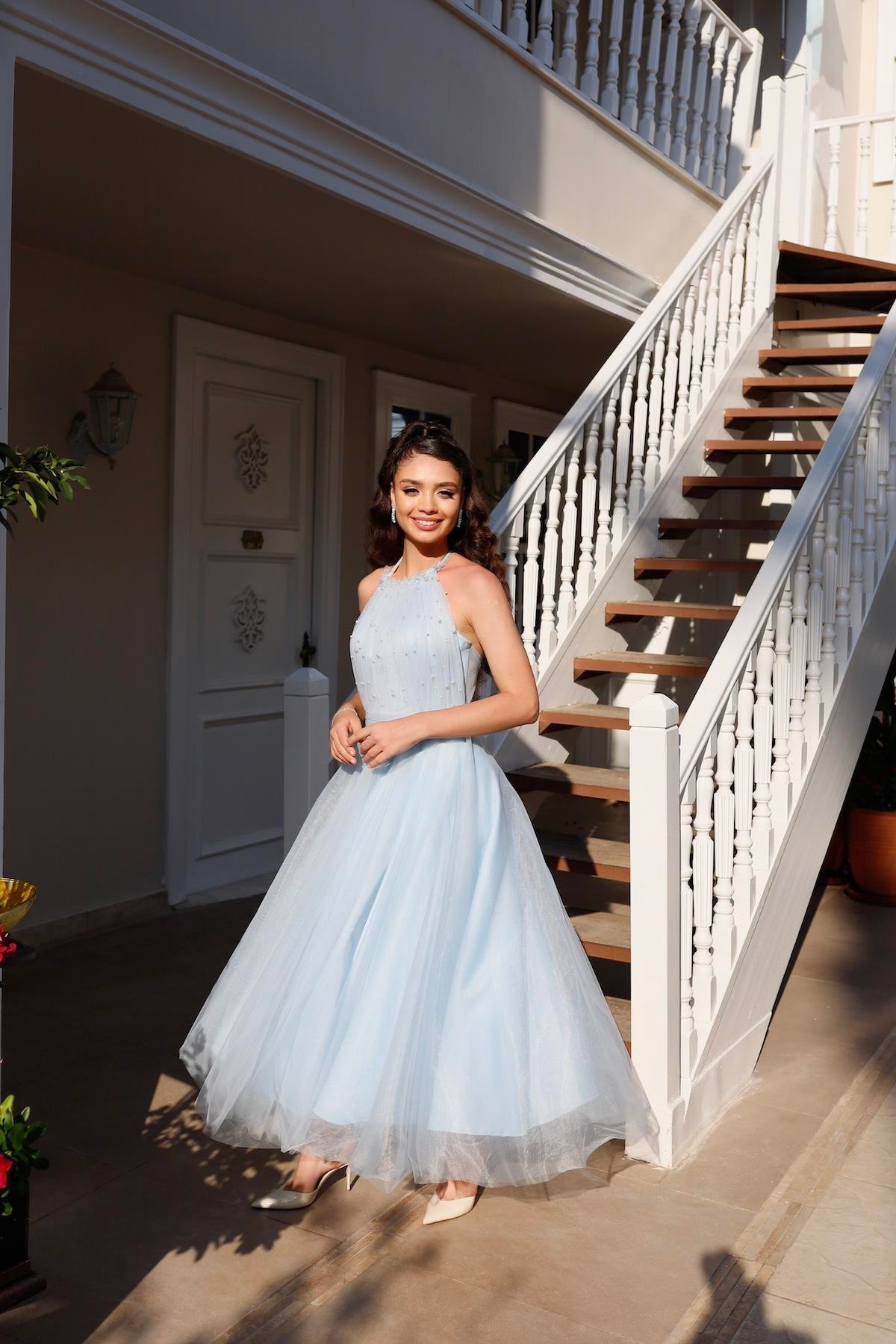 TheElsa | GİYİM | TAKI | Santa İncili Bebek Mavi Özel Tasarım Abiye ElbiseÖZEL ÜRETİM ELBİSESanta Baby Blue Special Design Evening Dress with Pearls