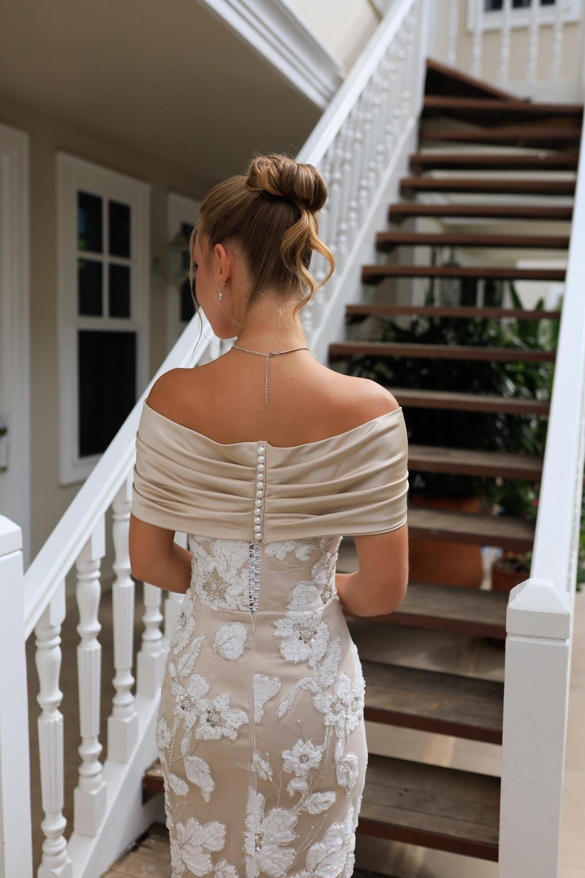 TheElsa | Sindirella Kalem Beyaz Saten BoleroSİNDİRELLA COLLECTİONSindirella Kalem Beyaz Bej Saten Bolero Çiçekli Özel Tasarım Dantel Abiye Elbise