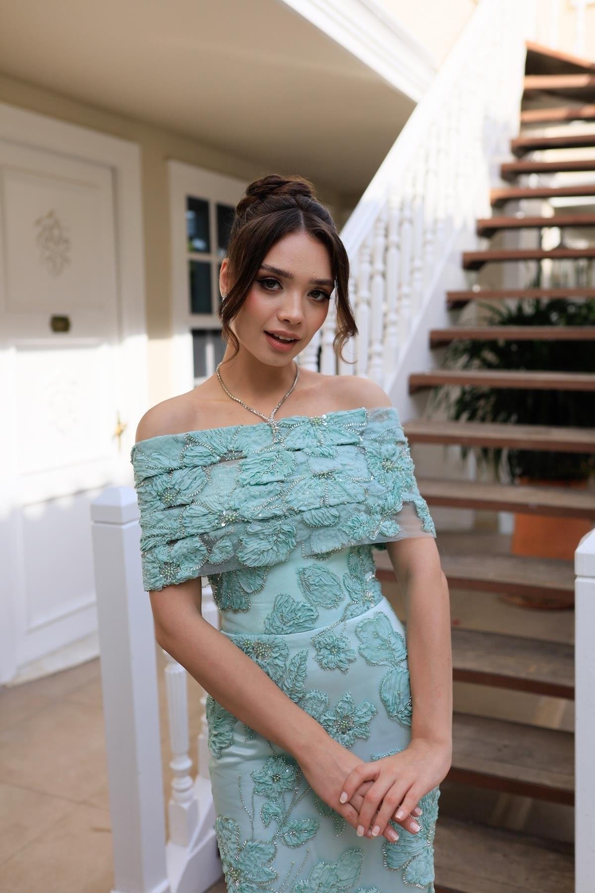 TheElsa | Sindirella Kalem Mint Yeşil Dantel BoleroSİNDİRELLA COLLECTİONSindirella Kalem Mint Yeşil Dantel Bolero Çiçekli Özel Tasarım Dantel Abiye Elbise