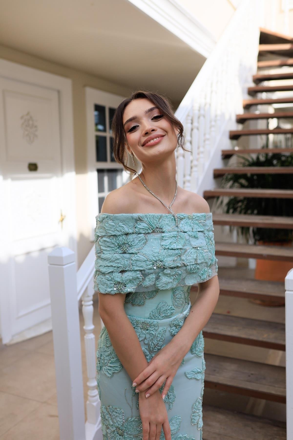 TheElsa | Sindirella Kalem Mint Yeşil Dantel BoleroSİNDİRELLA COLLECTİONSindirella Kalem Mint Yeşil Dantel Bolero Çiçekli Özel Tasarım Dantel Abiye Elbise