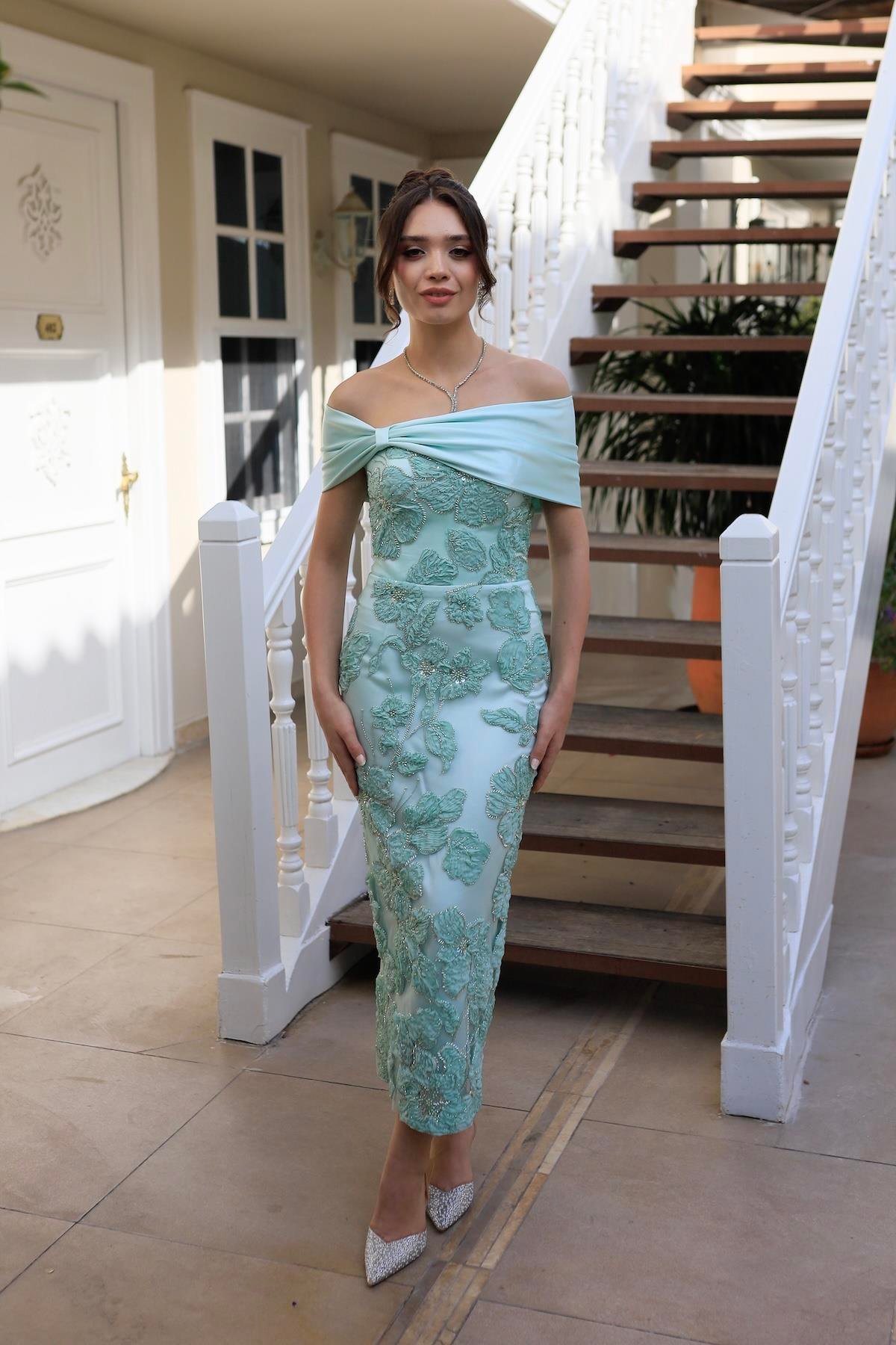 TheElsa | Sindirella Kalem Mint Yeşil Saten BoleroSİNDİRELLA COLLECTİONSindirella Kalem Mint Yeşil Saten Bolero Çiçekli Özel Tasarım Dantel Abiye Elbise