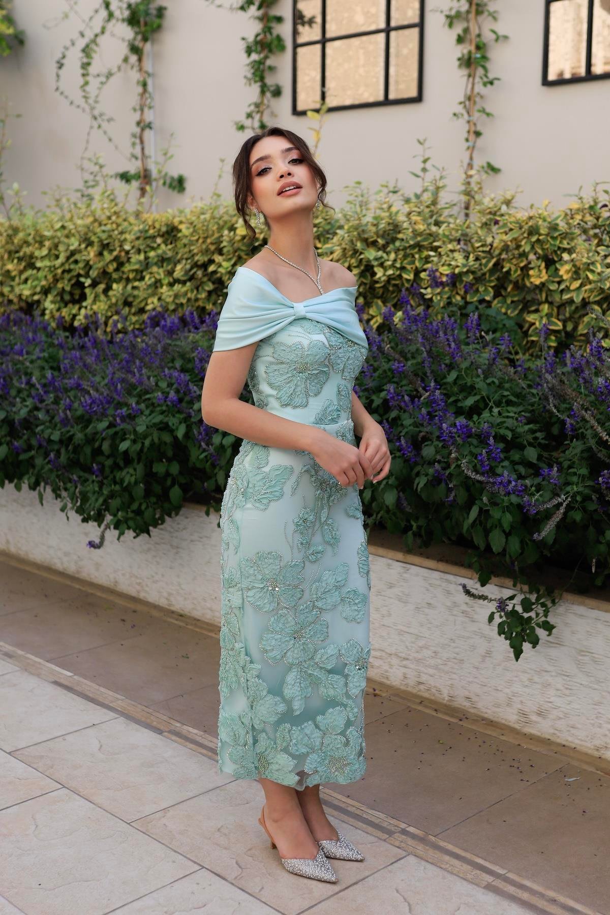 TheElsa | Sindirella Kalem Mint Yeşil Saten BoleroSİNDİRELLA COLLECTİONSindirella Kalem Mint Yeşil Saten Bolero Çiçekli Özel Tasarım Dantel Abiye Elbise