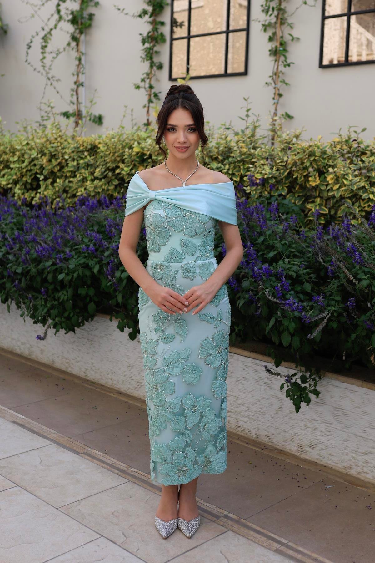 TheElsa | Sindirella Kalem Mint Yeşil Saten BoleroSİNDİRELLA COLLECTİONSindirella Kalem Mint Yeşil Saten Bolero Çiçekli Özel Tasarım Dantel Abiye Elbise