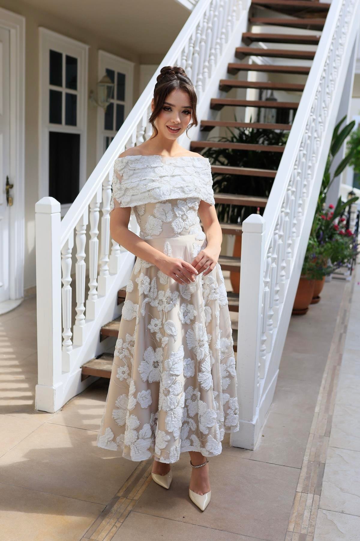 TheElsa | Sindirella Prenses Beyaz Dantel BoleroSİNDİRELLA COLLECTİONSindirella Prenses Beyaz Bej Dantel Bolero Çiçekli Özel Tasarım Dantel Abiye Elbise