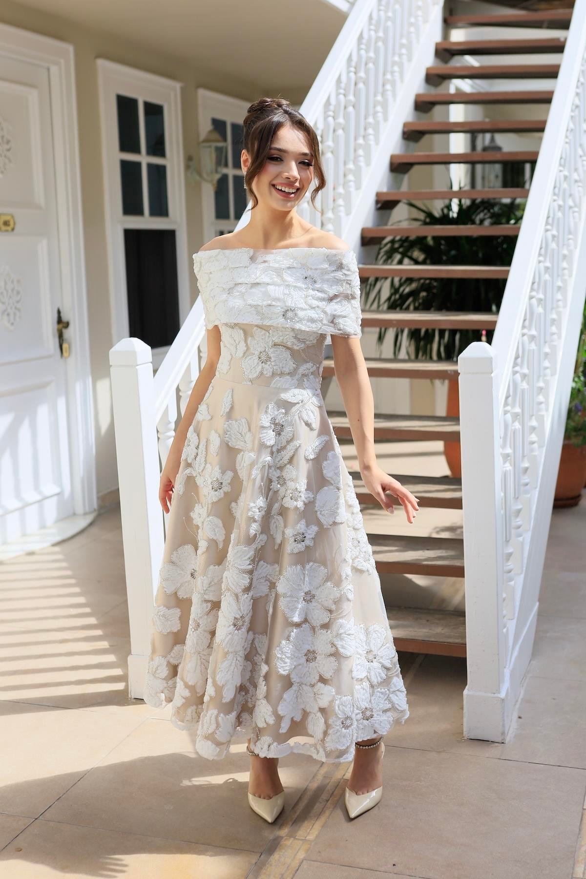 TheElsa | Sindirella Prenses Beyaz Dantel BoleroSİNDİRELLA COLLECTİONSindirella Prenses Beyaz Bej Dantel Bolero Çiçekli Özel Tasarım Dantel Abiye Elbise