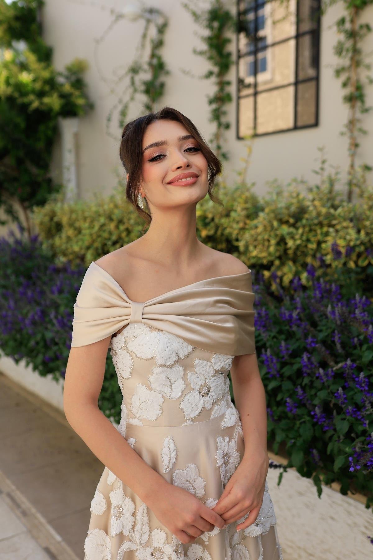 TheElsa | Sindirella Prenses Beyaz Saten BoleroSİNDİRELLA COLLECTİONSindirella Prenses Beyaz Bej Saten Bolero Çiçekli Özel Tasarım Dantel Abiye Elbise