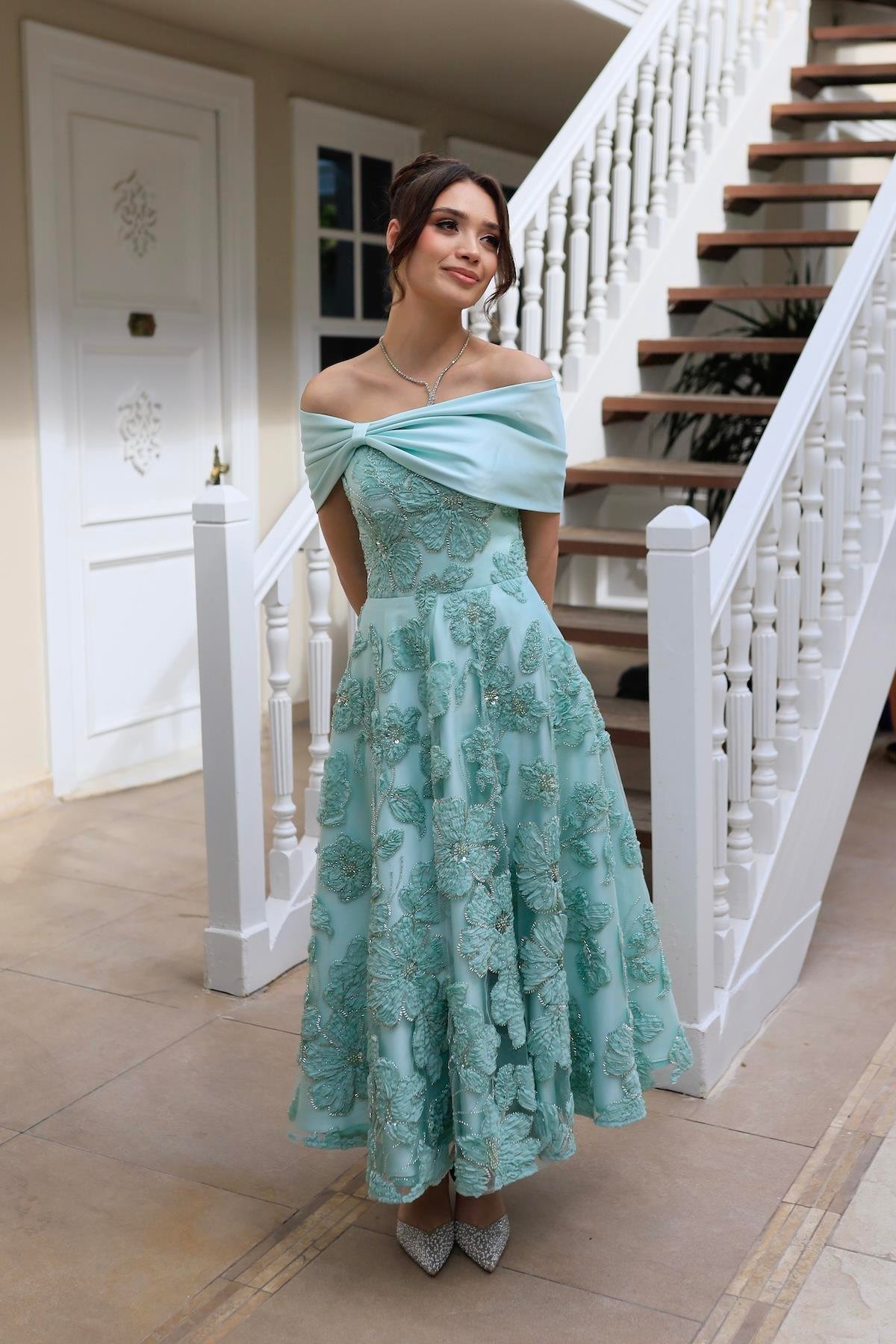 TheElsa | Sindirella Prenses Mint Yeşil Saten BoleroSİNDİRELLA COLLECTİONSindirella Prenses Mint Yeşil Saten Bolero Çiçekli Özel Tasarım Dantel Abiye Elbise