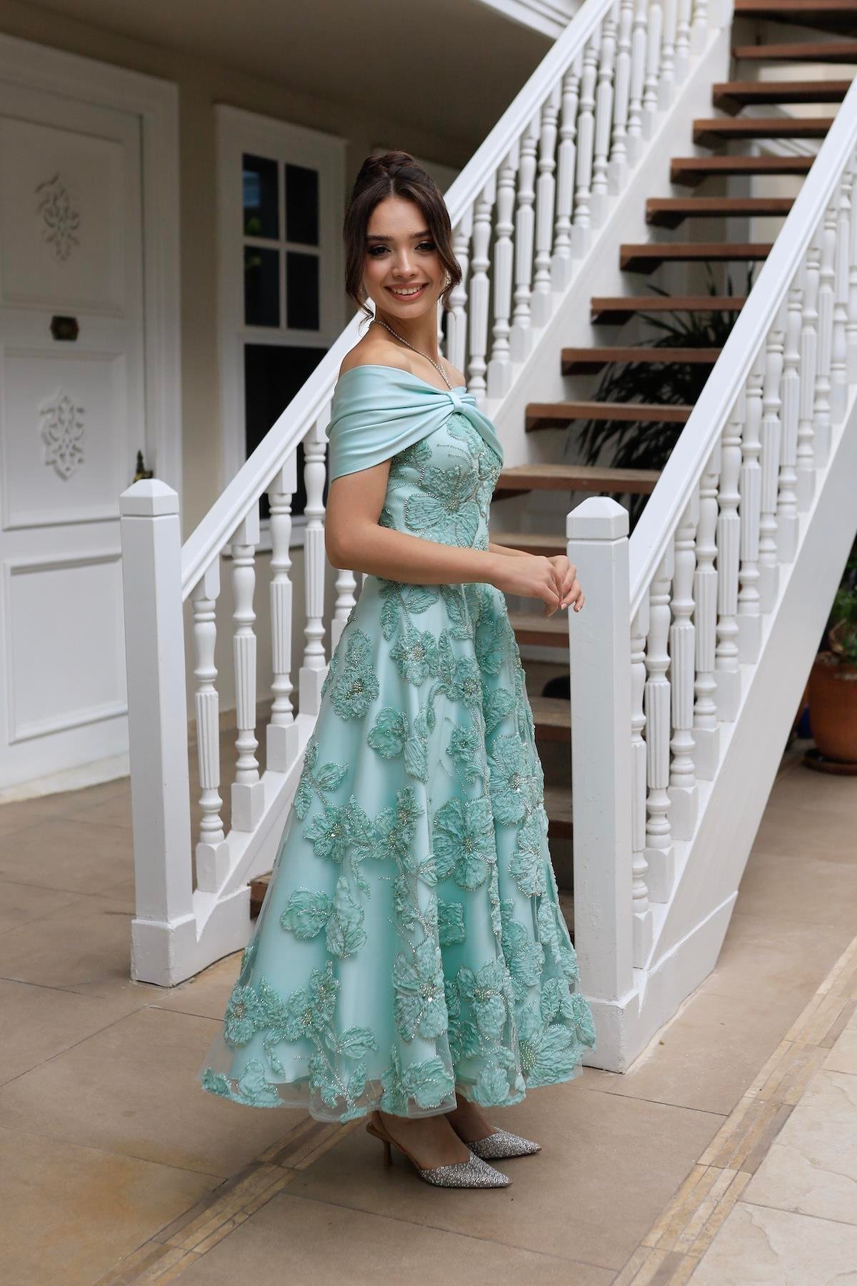 TheElsa | Sindirella Prenses Mint Yeşil Saten BoleroSİNDİRELLA COLLECTİONSindirella Prenses Mint Yeşil Saten Bolero Çiçekli Özel Tasarım Dantel Abiye Elbise