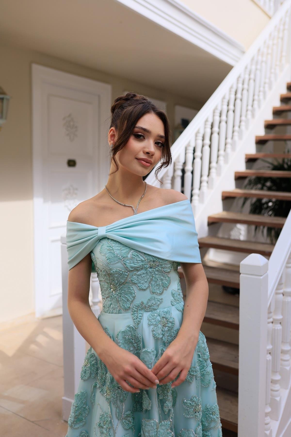 TheElsa | Sindirella Prenses Mint Yeşil Saten BoleroSİNDİRELLA COLLECTİONSindirella Prenses Mint Yeşil Saten Bolero Çiçekli Özel Tasarım Dantel Abiye Elbise