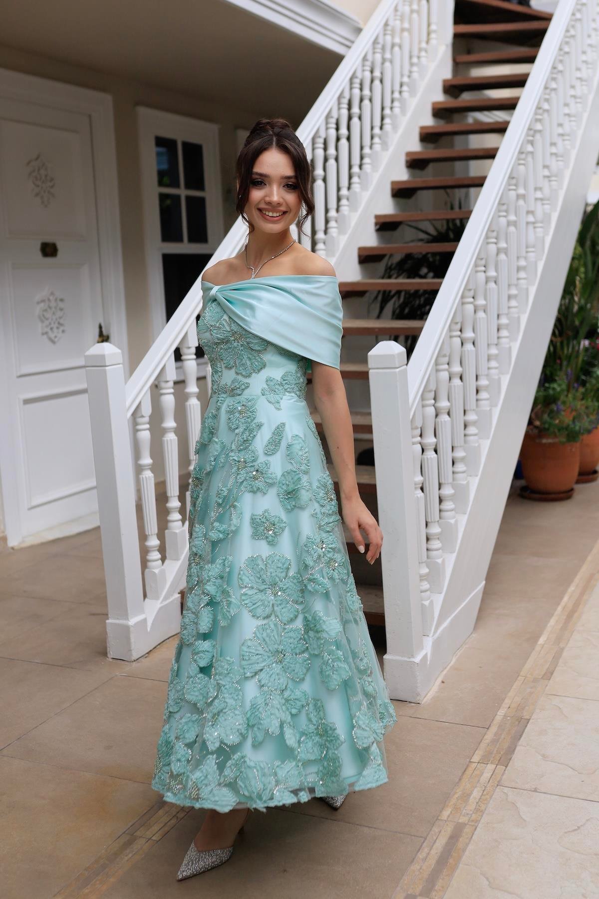 TheElsa | Sindirella Prenses Mint Yeşil Saten BoleroSİNDİRELLA COLLECTİONSindirella Prenses Mint Yeşil Saten Bolero Çiçekli Özel Tasarım Dantel Abiye Elbise