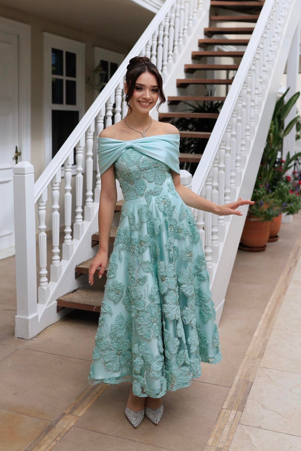 TheElsa | Sindirella Prenses Mint Yeşil Saten BoleroSİNDİRELLA COLLECTİONSindirella Prenses Mint Yeşil Saten Bolero Çiçekli Özel Tasarım Dantel Abiye Elbise