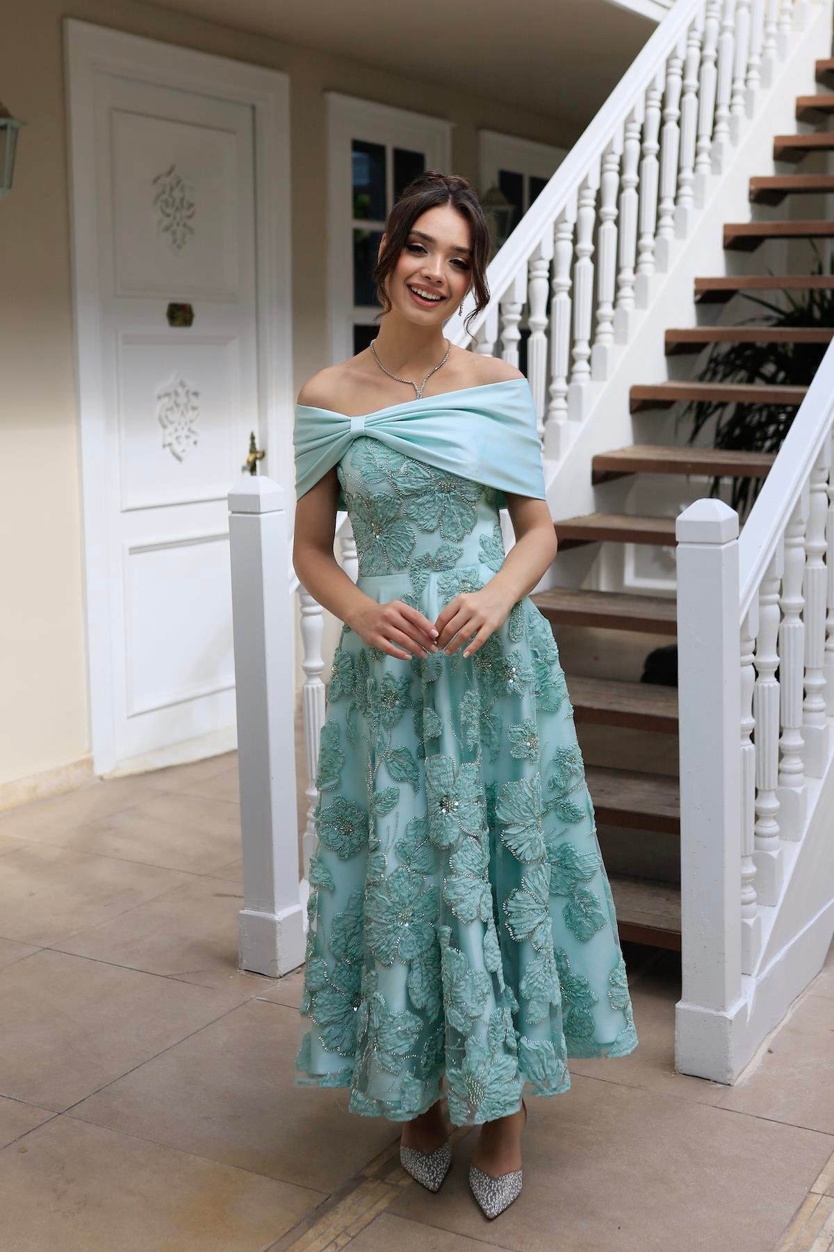 TheElsa | Sindirella Prenses Mint Yeşil Saten BoleroSİNDİRELLA COLLECTİONSindirella Prenses Mint Yeşil Saten Bolero Çiçekli Özel Tasarım Dantel Abiye Elbise