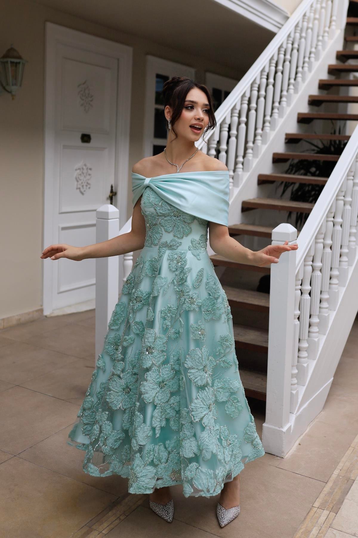 TheElsa | Sindirella Prenses Mint Yeşil Saten BoleroSİNDİRELLA COLLECTİONSindirella Prenses Mint Yeşil Saten Bolero Çiçekli Özel Tasarım Dantel Abiye Elbise