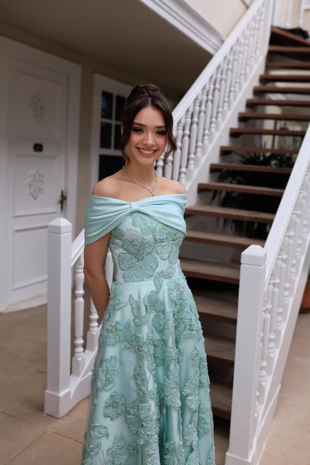 TheElsa | Sindirella Prenses Mint Yeşil Saten BoleroSİNDİRELLA COLLECTİONSindirella Prenses Mint Yeşil Saten Bolero Çiçekli Özel Tasarım Dantel Abiye Elbise