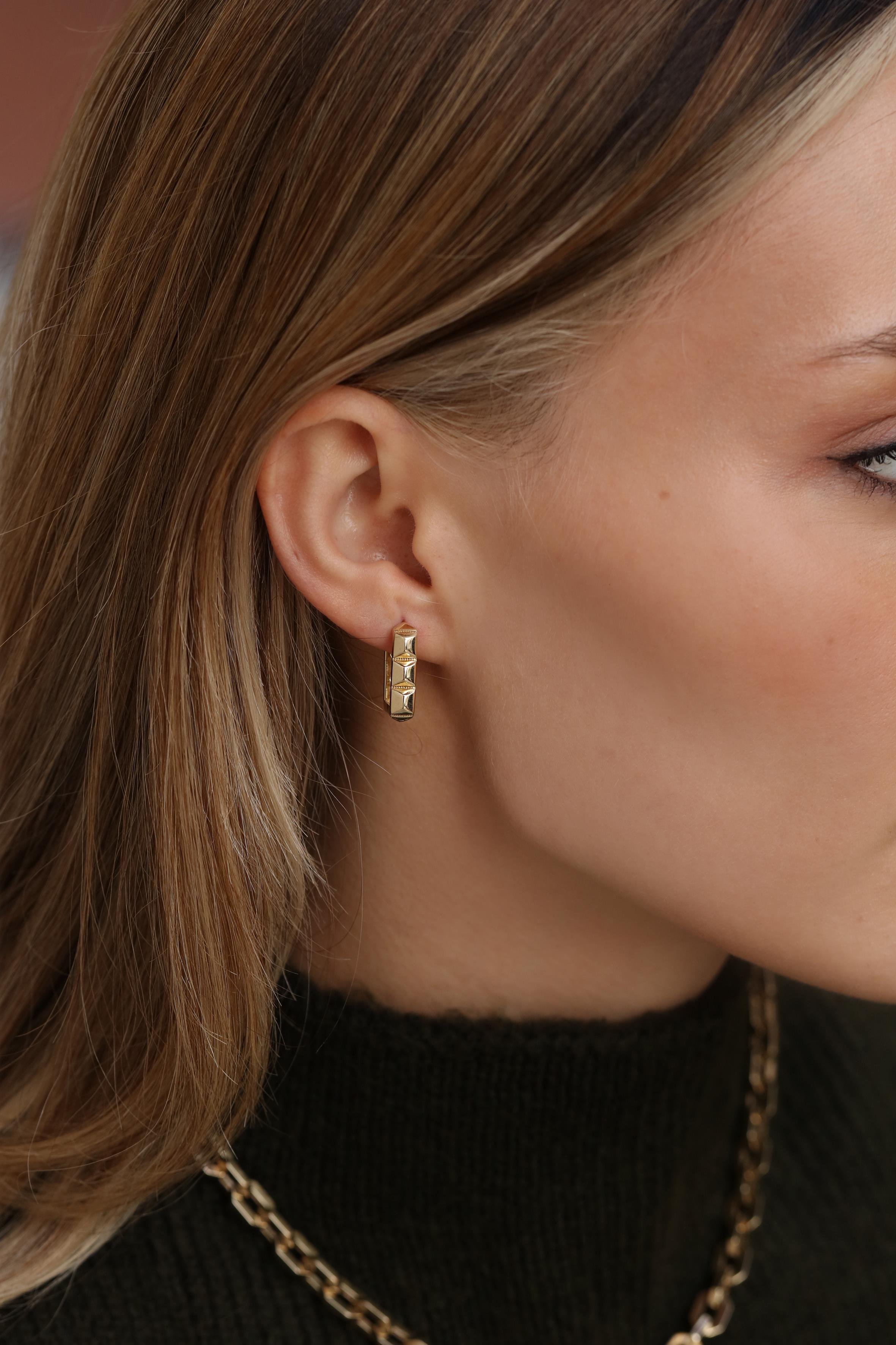  14 Ayar Altın Kare Detay Küpe