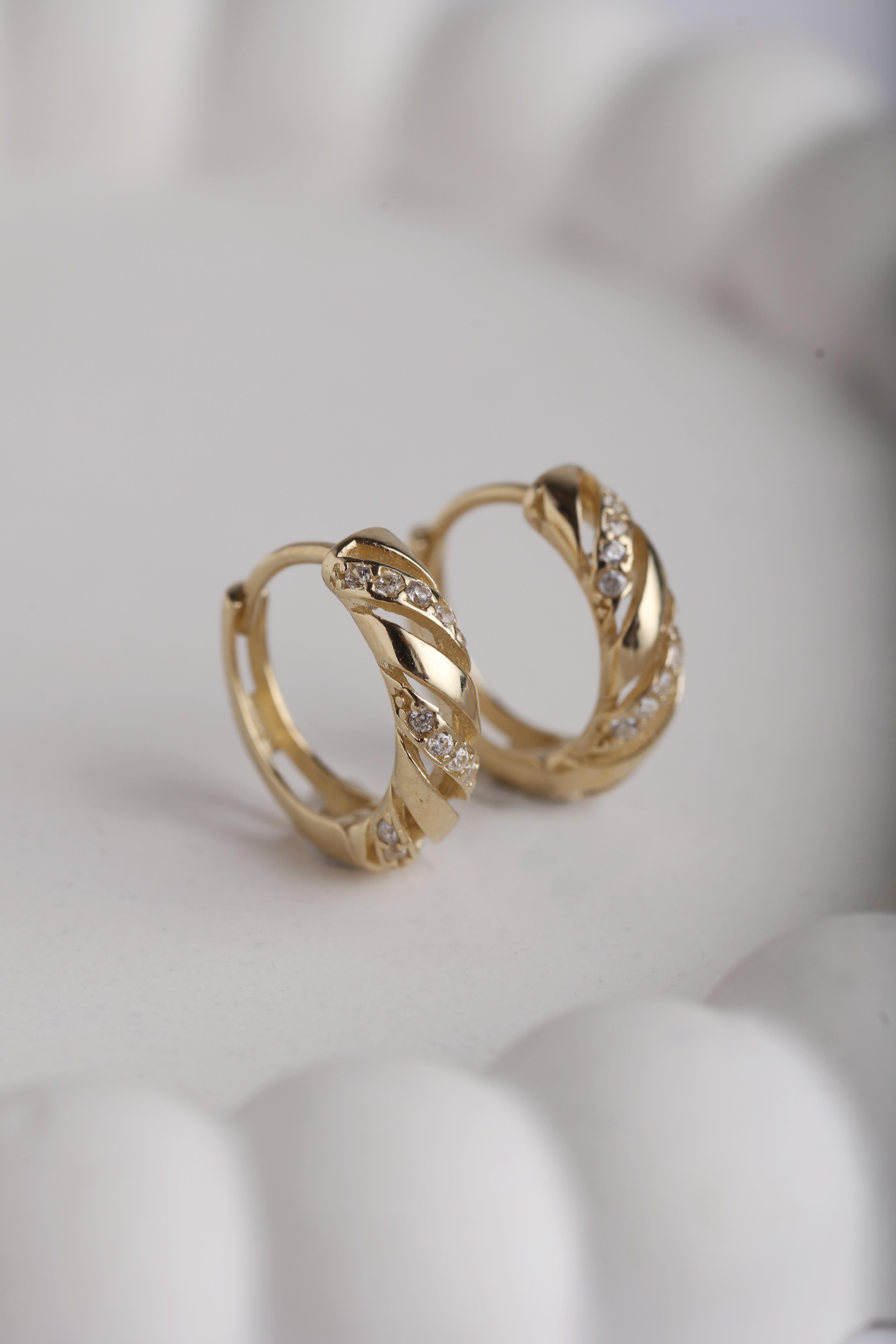  14 Ayar Altın Taş Sarmal Küpe