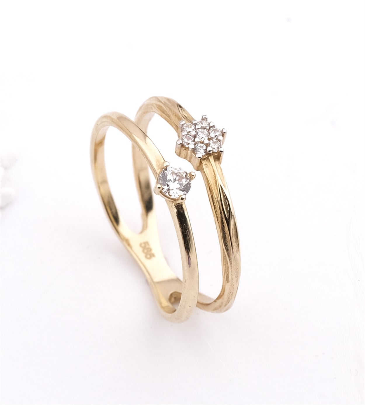 Işıltılı bir başlangıç için Jewelina Yüzük