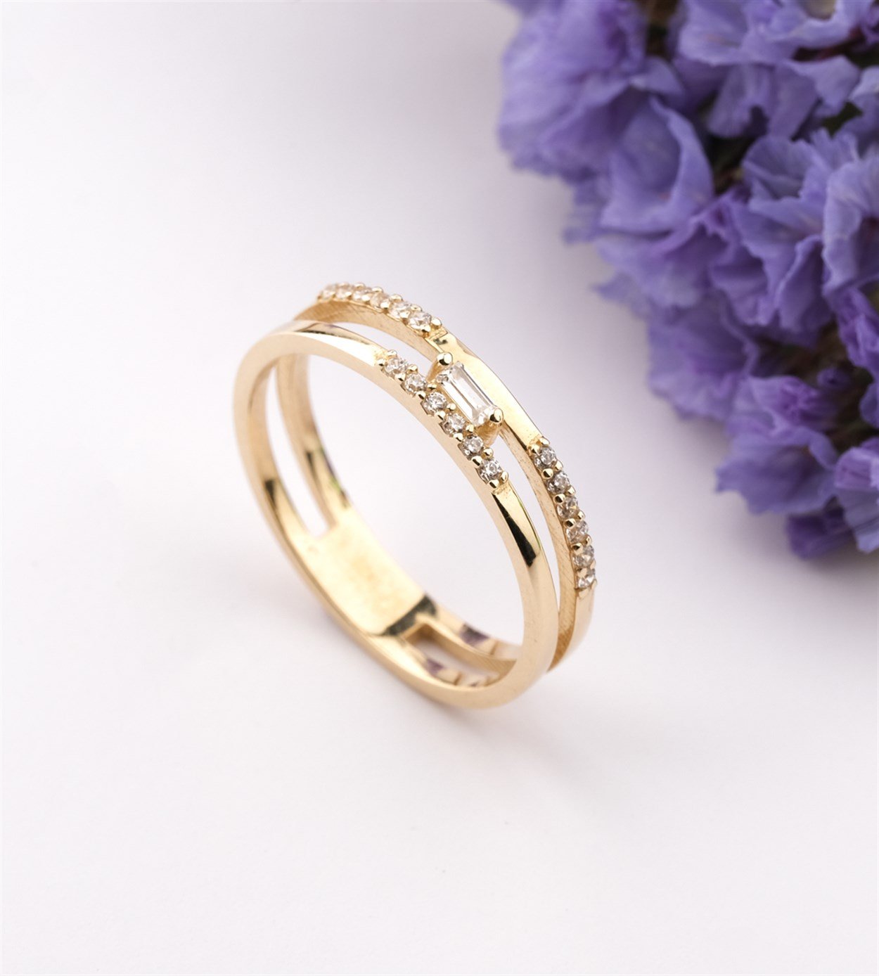 Işıltılı bir başlangıç için Jewelina Yüzük