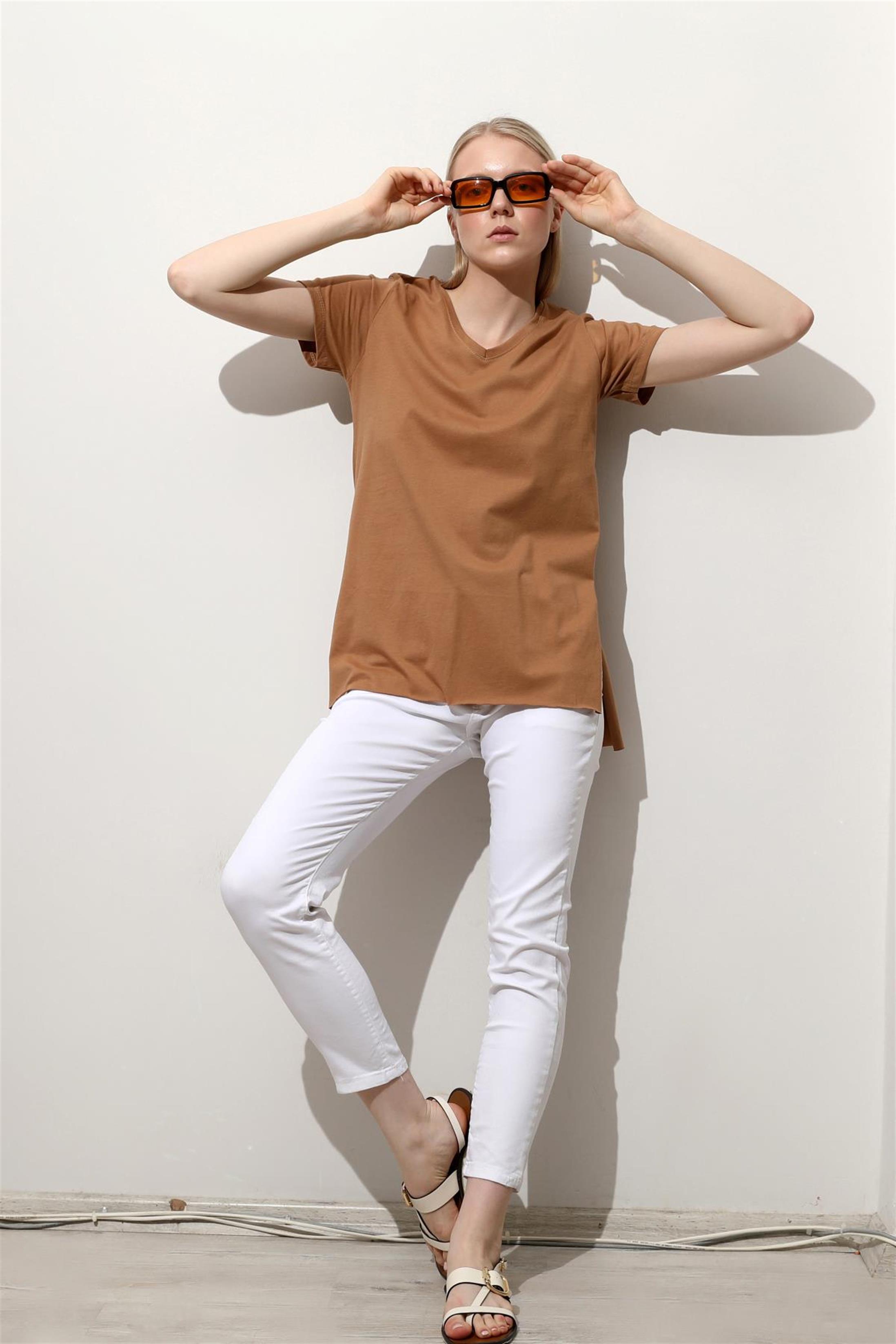 Kadın V Yaka Oversize Yırtmaçlı T-Shirt
