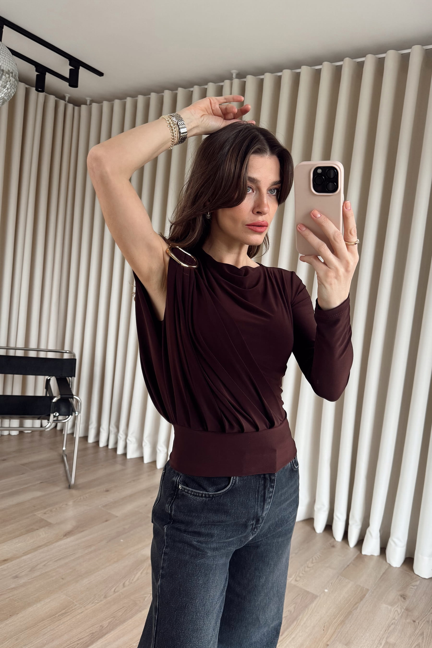 Acı Kahve Tek Omuz Gold Toka Detaylı Bluz