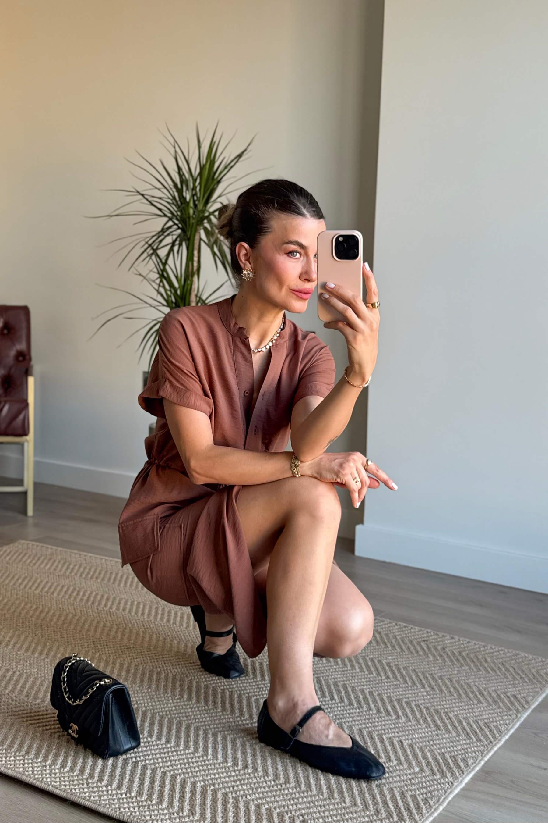 Açık Kahve Hakim Yaka Beli Bağcıklı Yırtmaçlı Gömlek Elbise