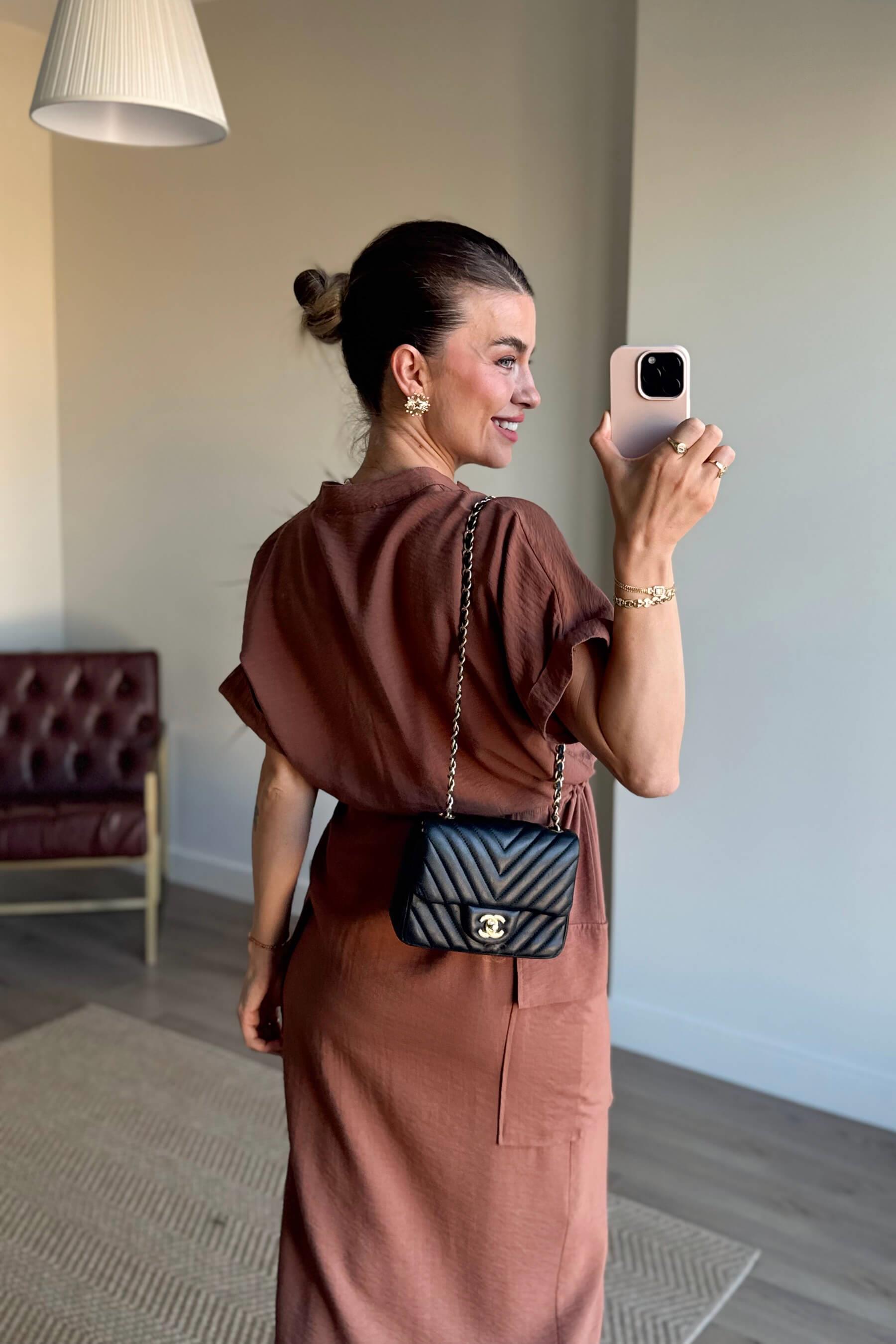 Açık Kahve Hakim Yaka Beli Bağcıklı Yırtmaçlı Gömlek Elbise