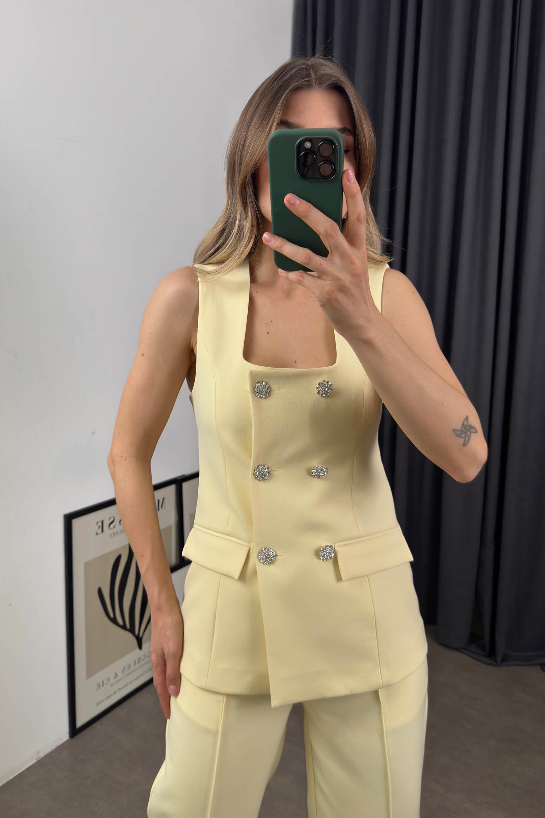 Açık Sarı Kristal Papatya Düğmeli Taşlı Yelek Pantolon Takım