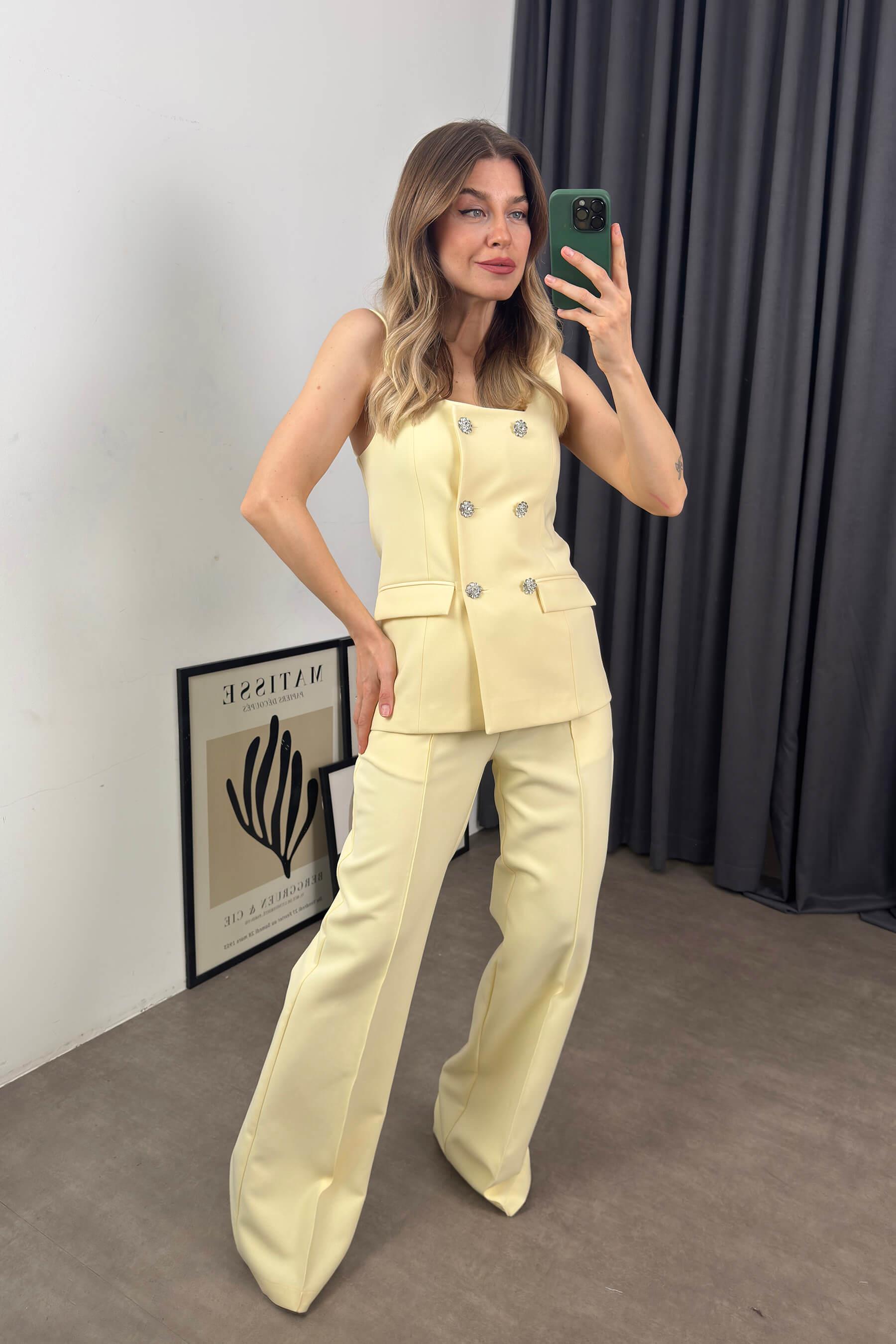 Açık Sarı Kristal Papatya Düğmeli Taşlı Yelek Pantolon Takım