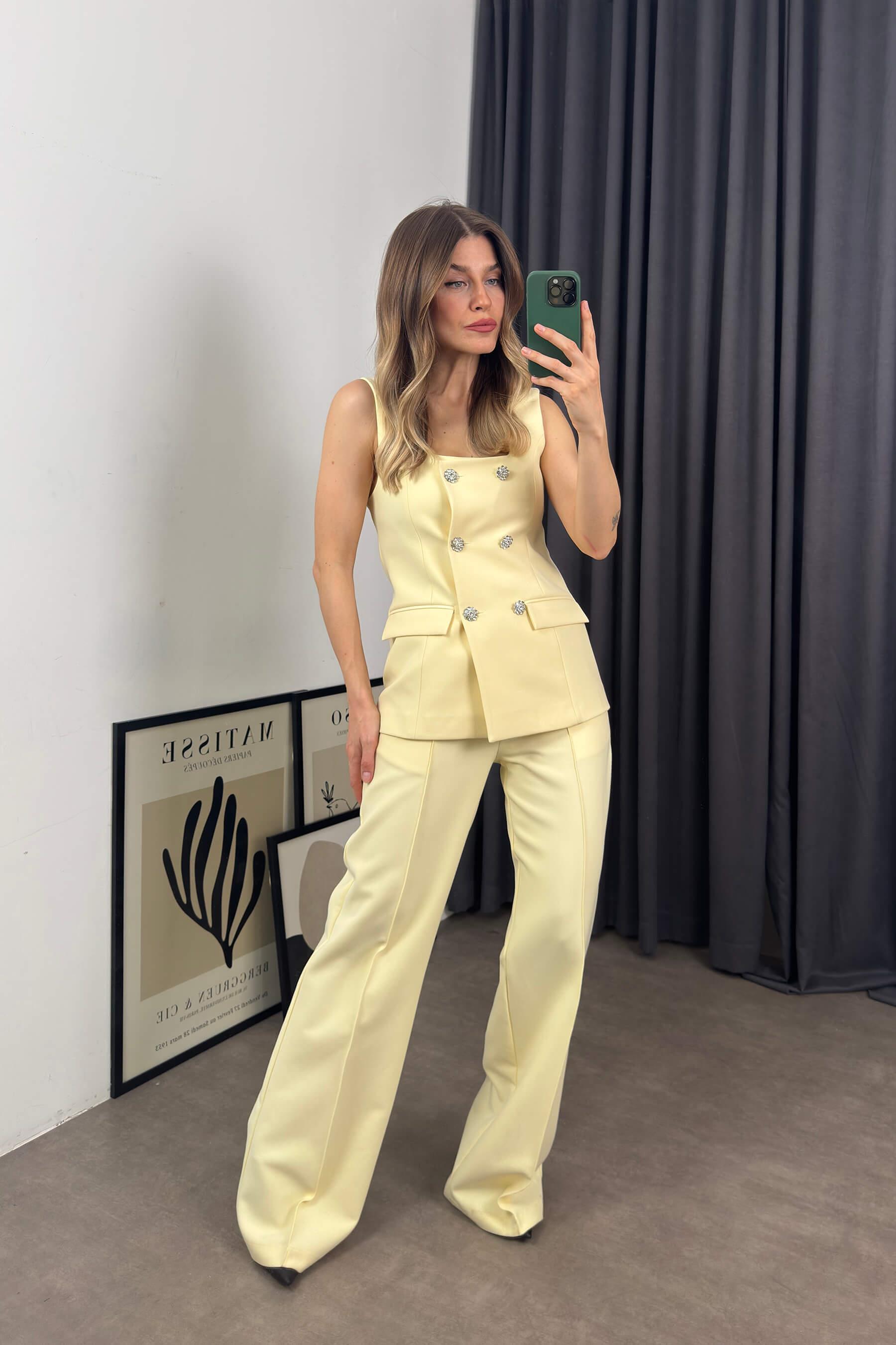 Açık Sarı Kristal Papatya Düğmeli Taşlı Yelek Pantolon Takım
