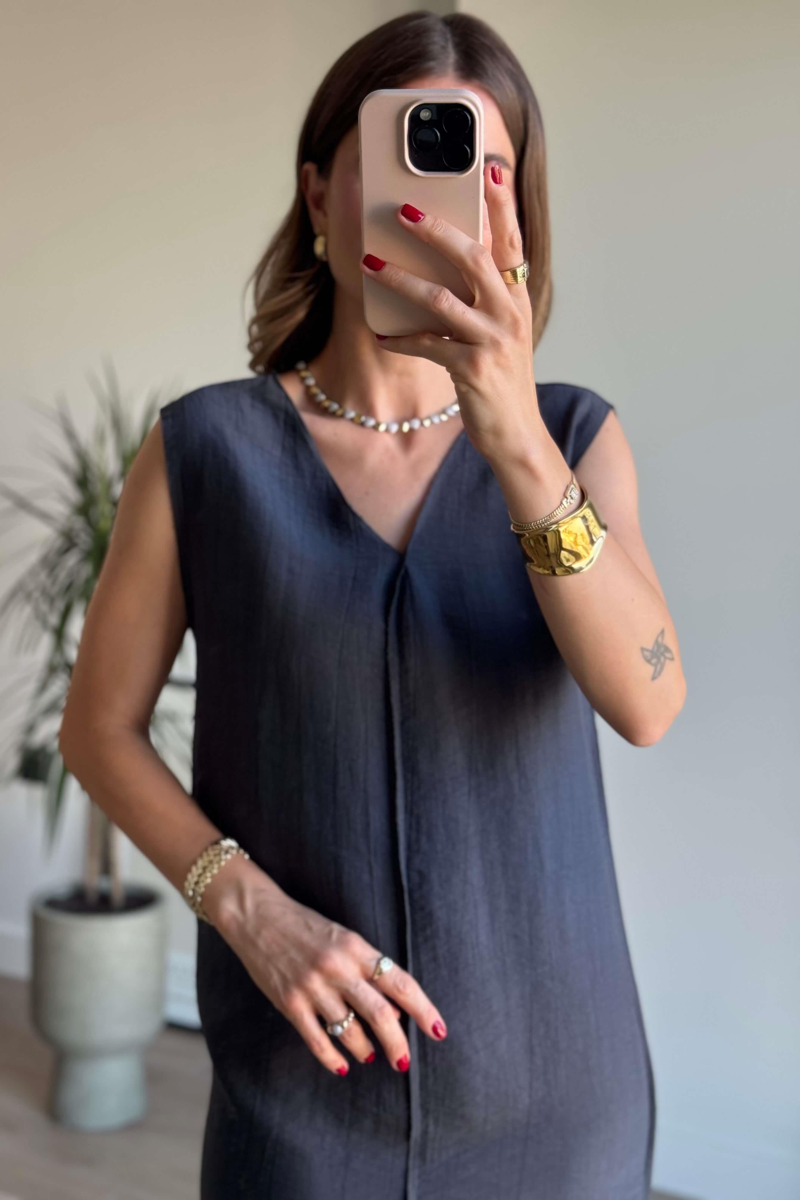 Antrasit Dikiş Detaylı Yırtmaçlı V Yaka Elbise