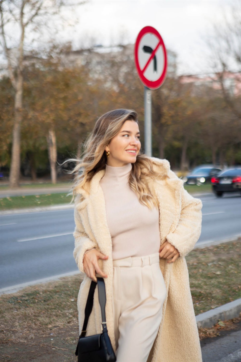 Bej Astarlı Uzun Peluş Kaban