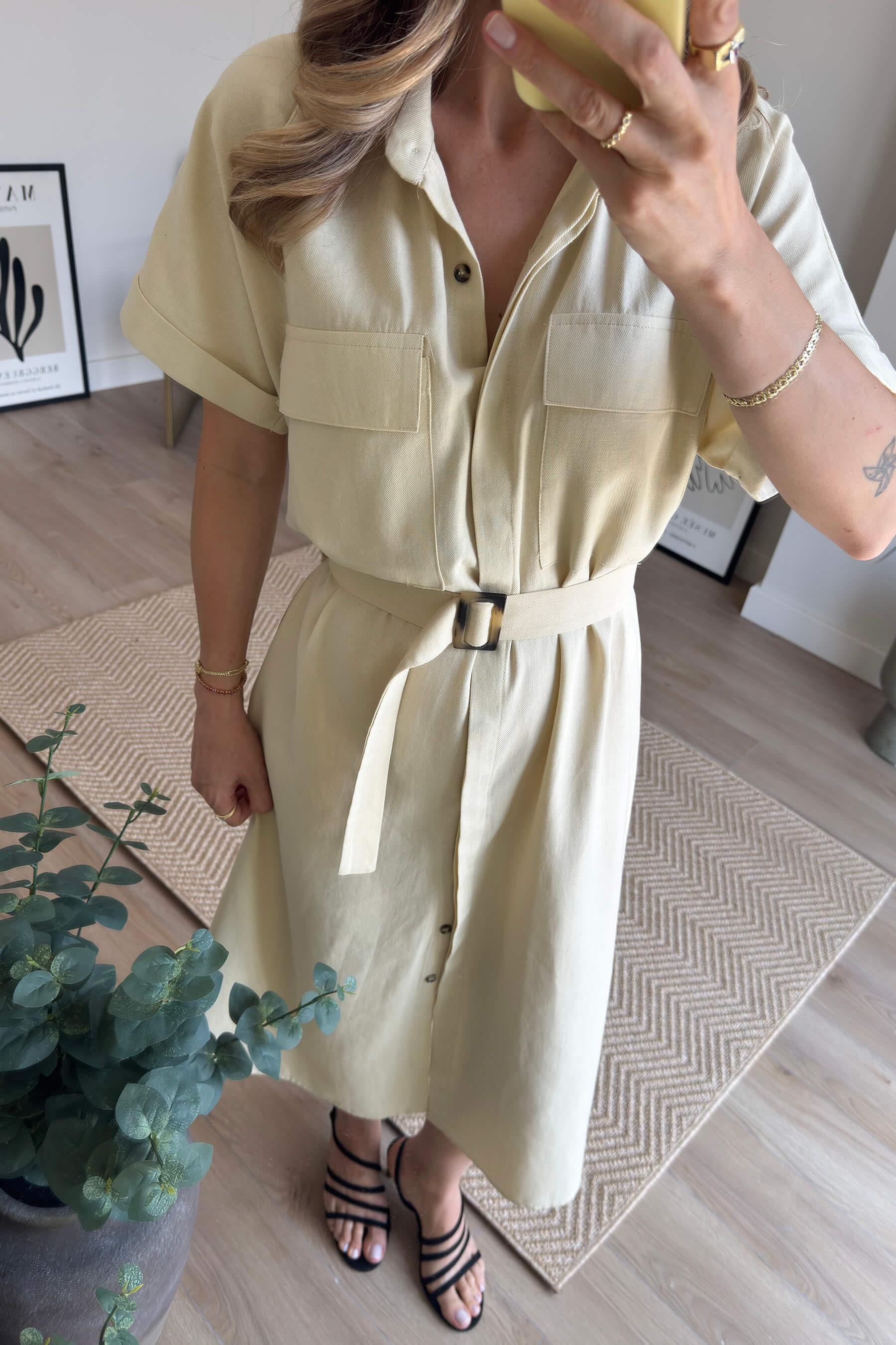 Bej Cep Detaylı Ahşap Kemerli Gabardin Keten Görünümlü Gömlek Elbise