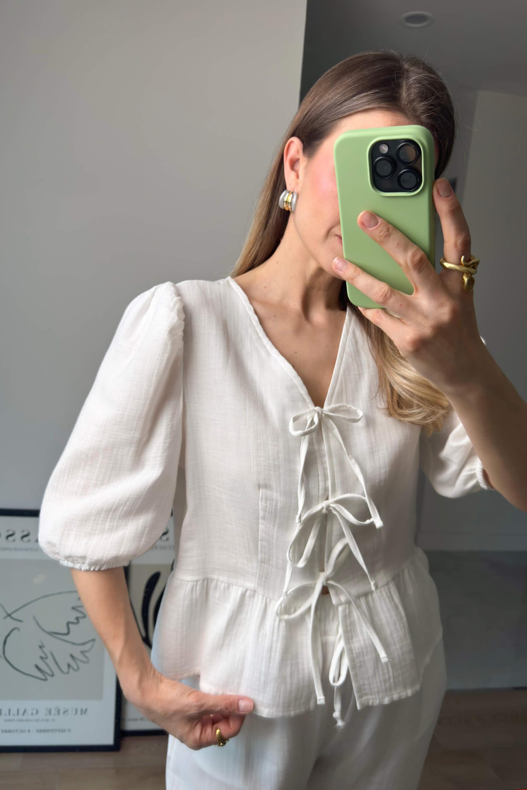 Beyaz Bağcıklı Bluz Bol Paça Müslin Pantolon Takım