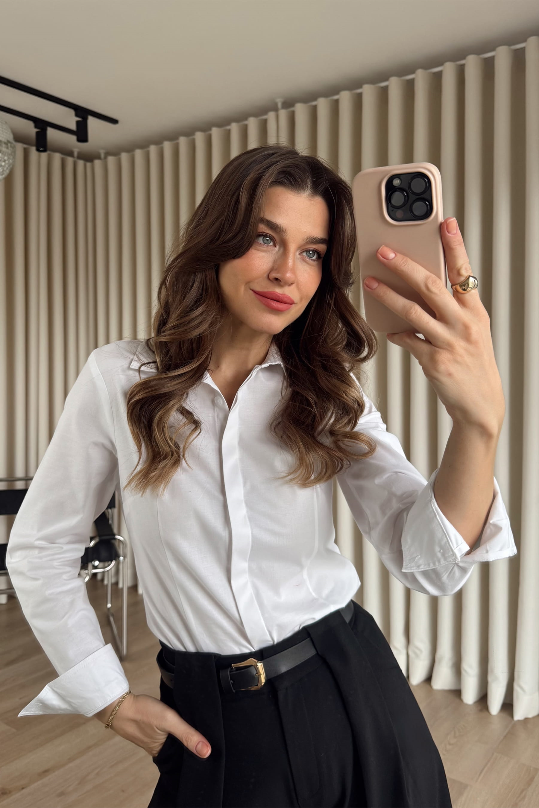 Beyaz Belden Oturtmalı Fit Gömlek