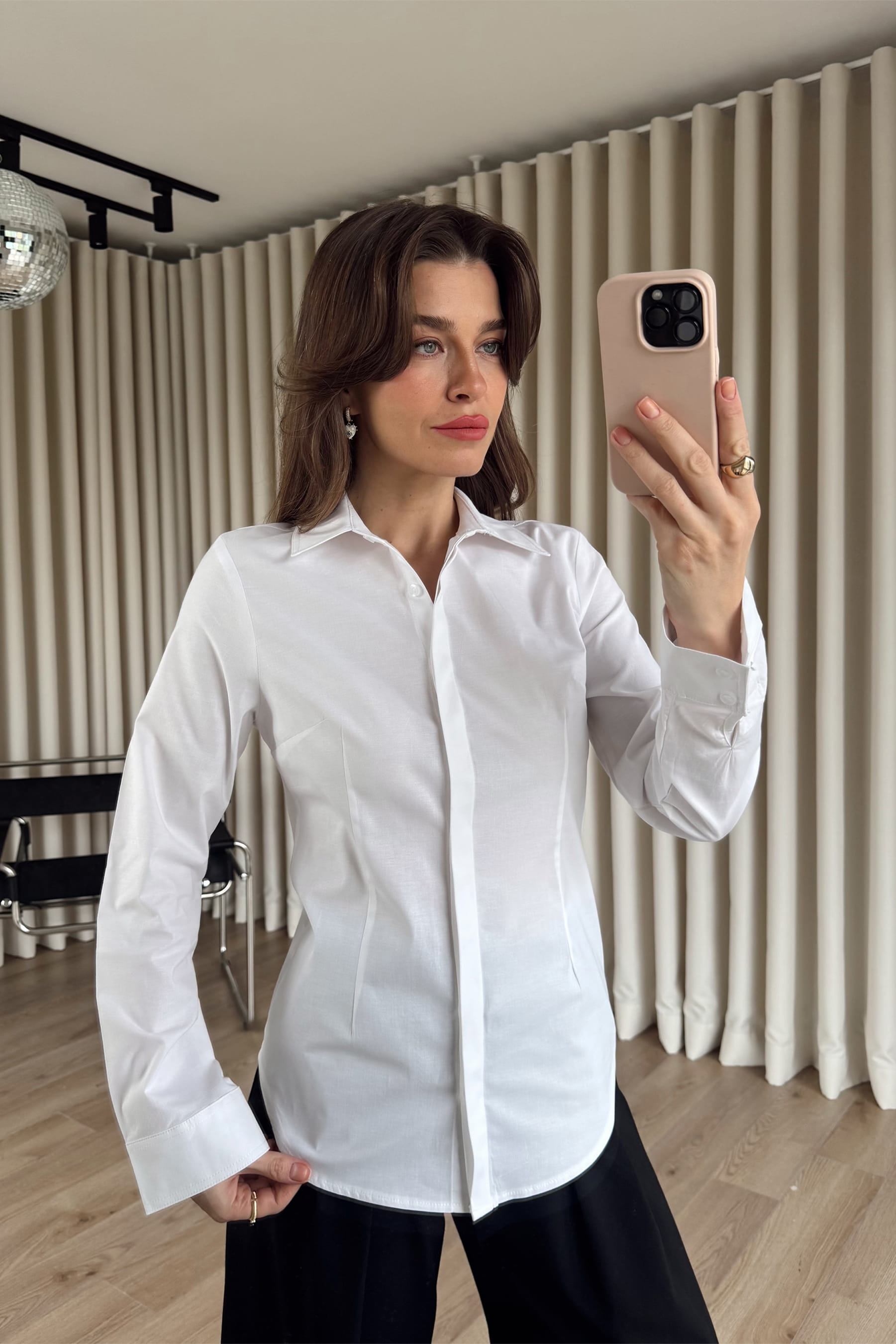 Beyaz Belden Oturtmalı Fit Gömlek