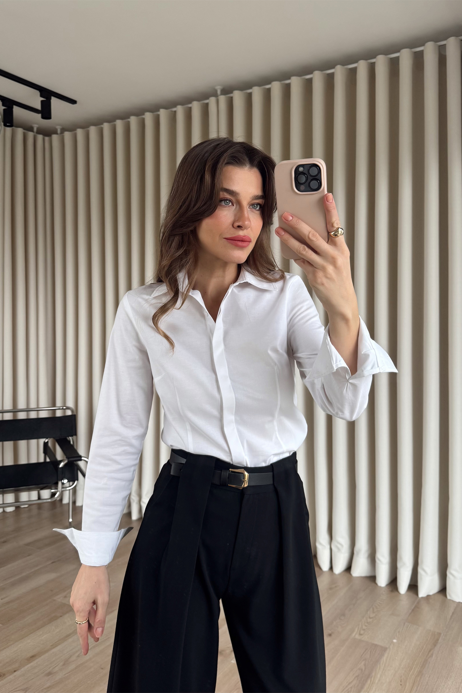 Beyaz Belden Oturtmalı Fit Gömlek