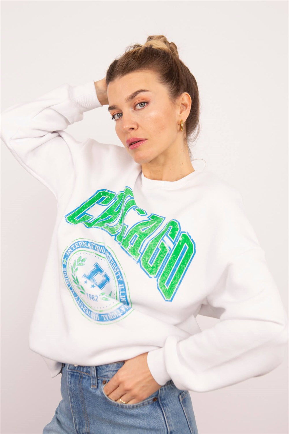 Beyaz Bisiklet Yaka Chicago Baskılı Oversize Sweatshirt