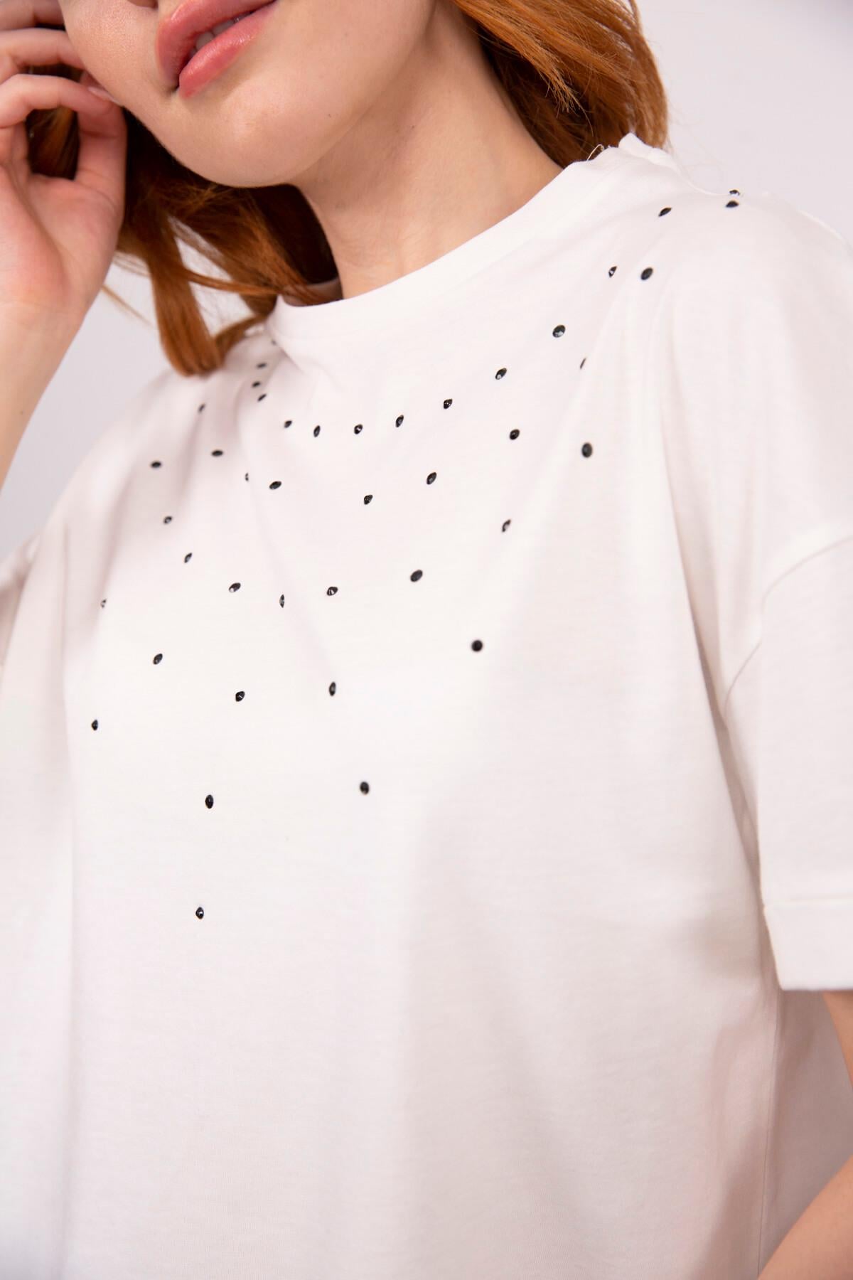 Beyaz Bisiklet Yaka Taşlı T-Shirt