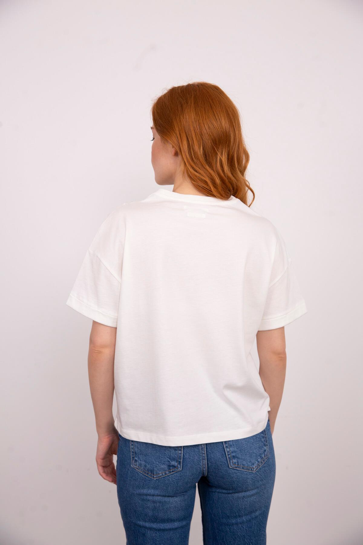 Beyaz Bisiklet Yaka Taşlı T-Shirt