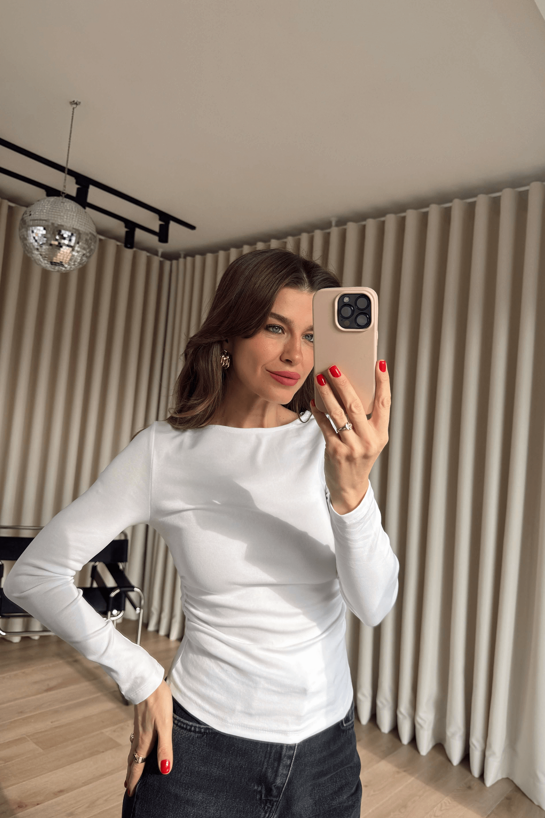 Beyaz Drapeli Kayık Yaka Bluz