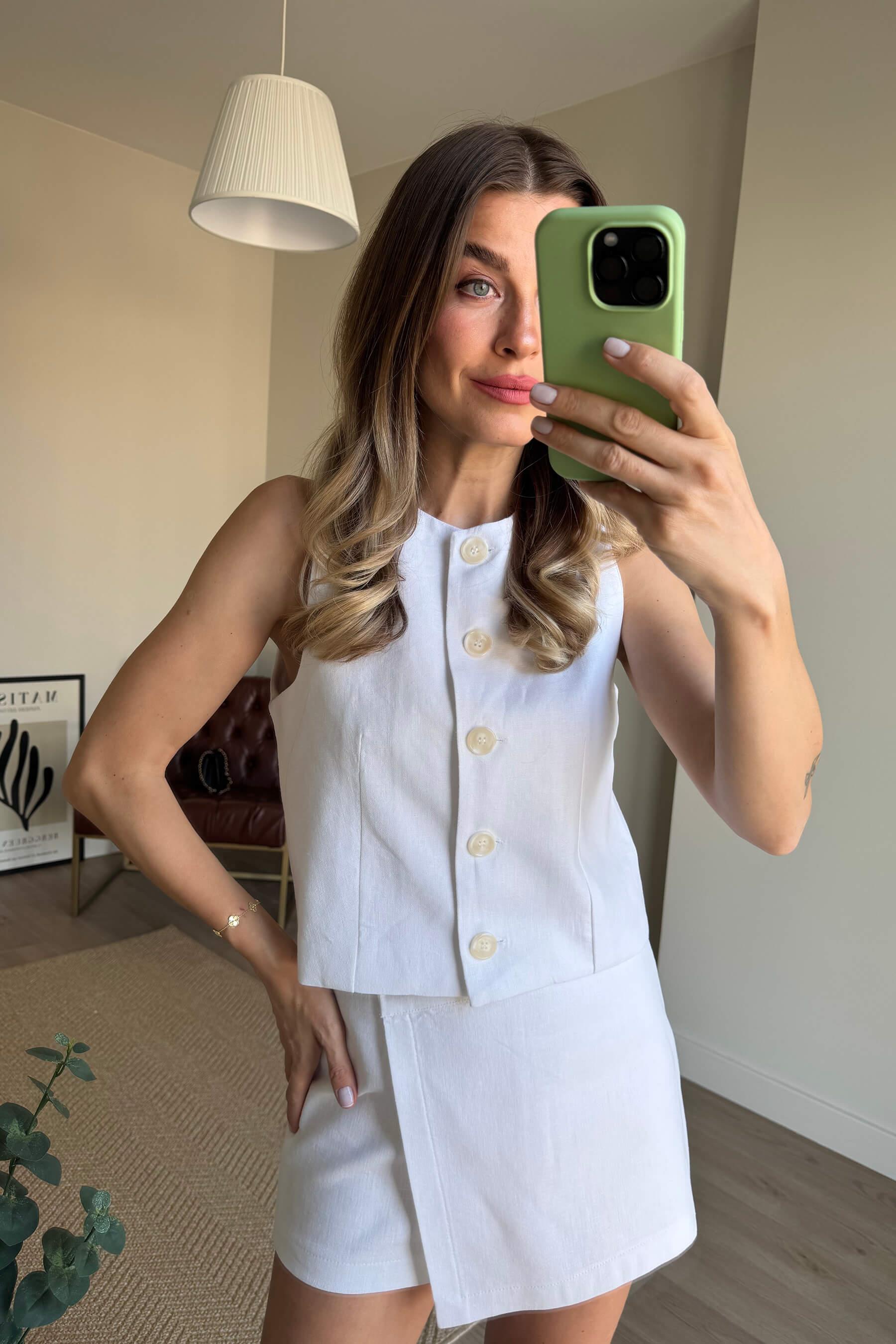 Beyaz Düğmeli Keten Yelek Şort Etek Takım