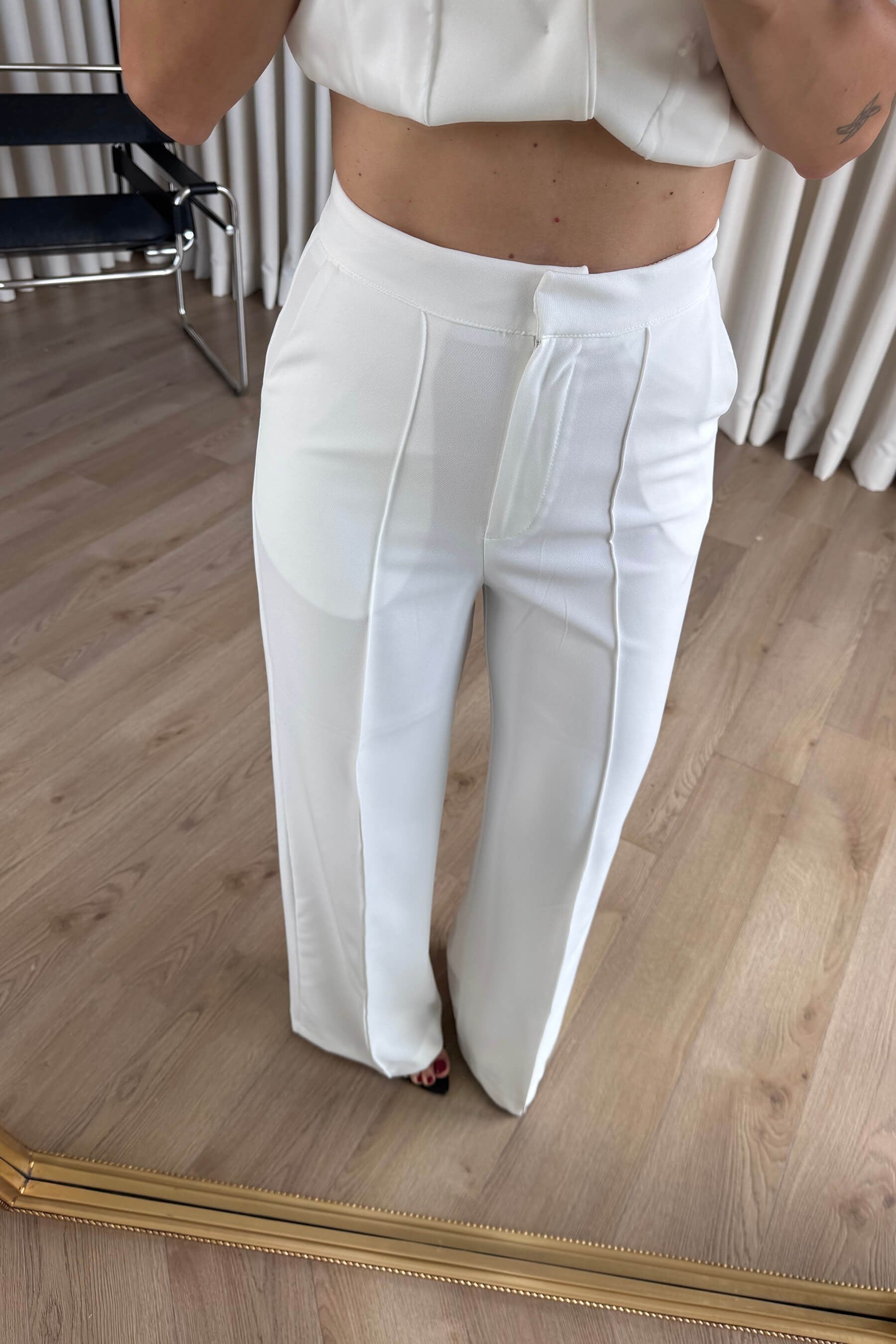 Beyaz Gold Düğmeli Yelek Pantolon Takım