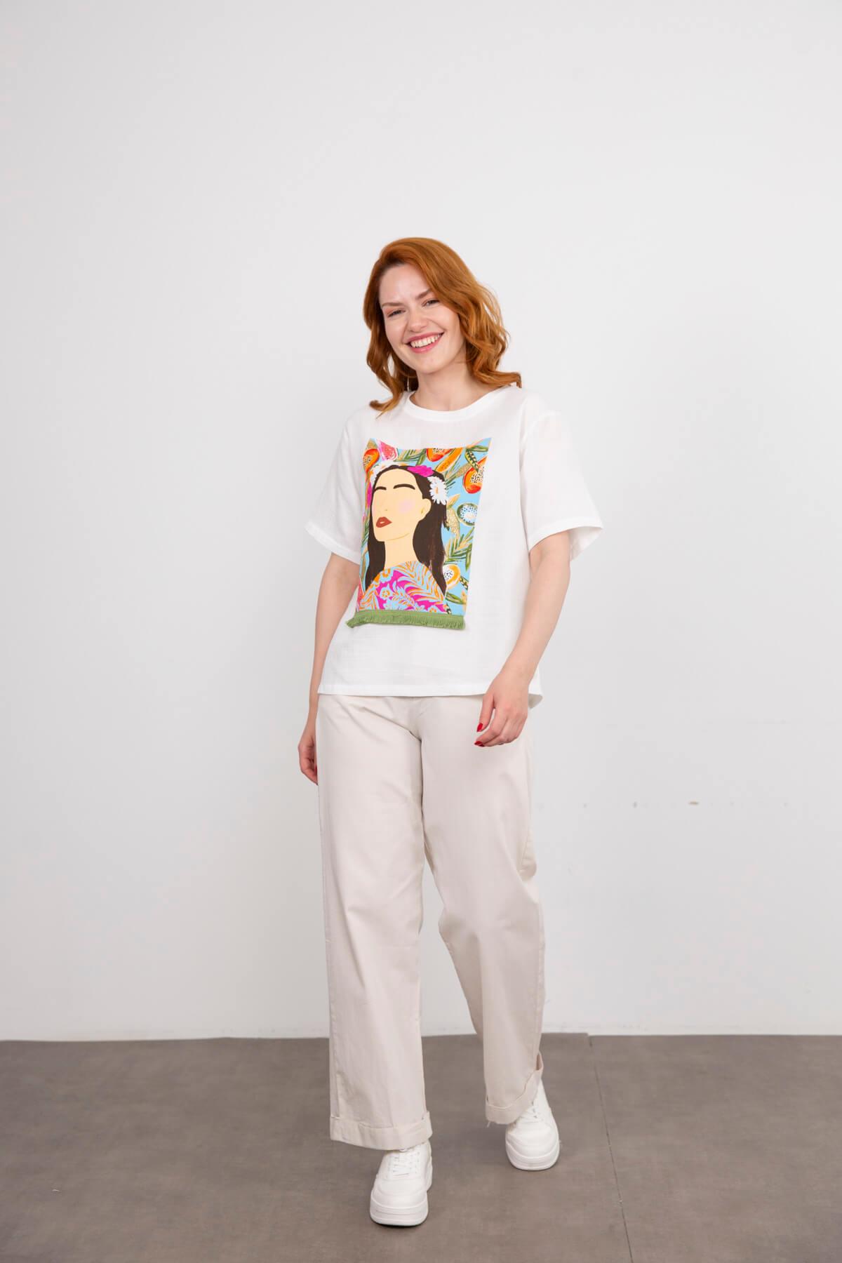 Beyaz Kadın Baskılı Püsküllü T-Shirt