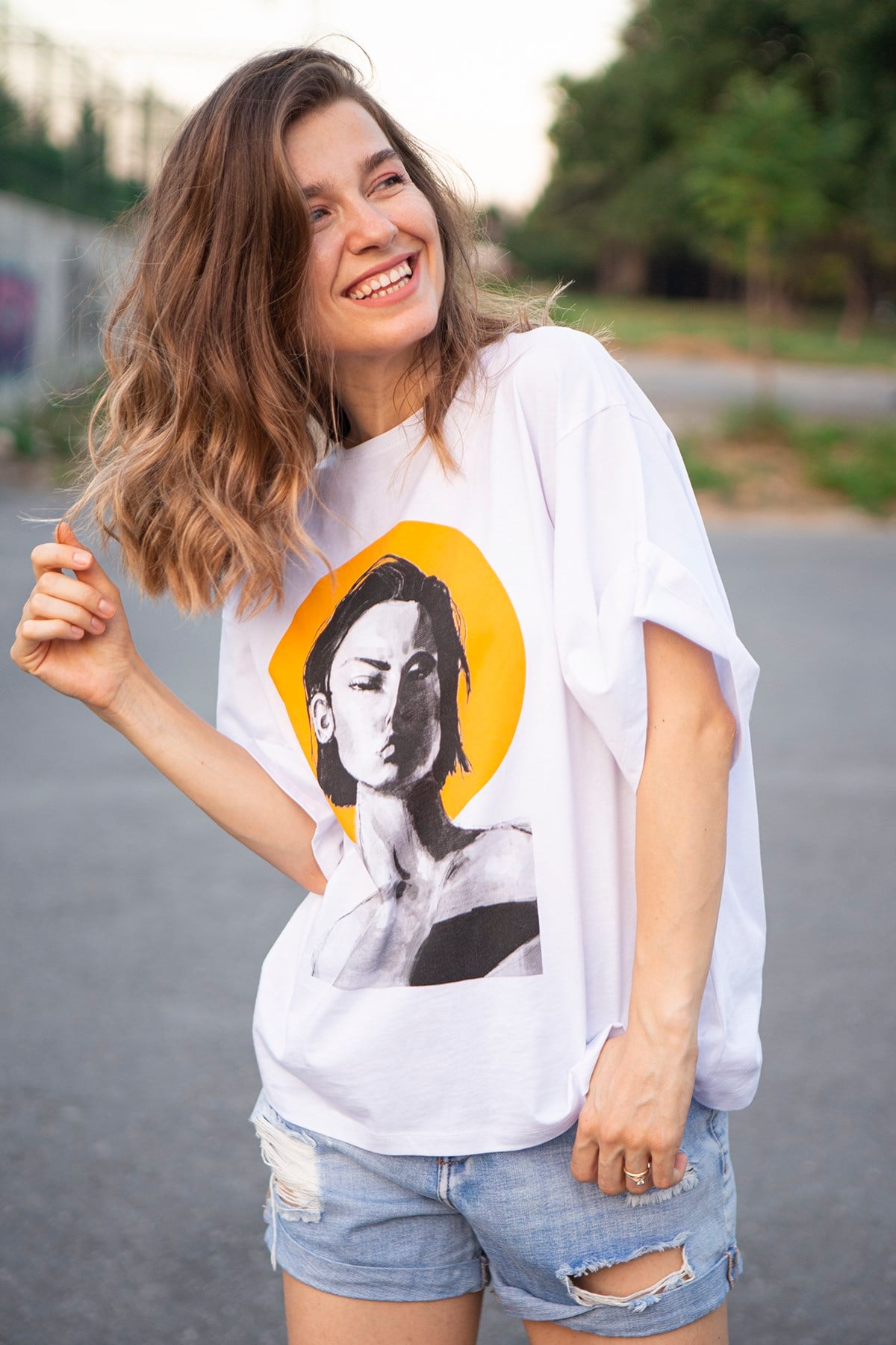 Beyaz Kadın ve Güneş Baskılı T-Shirt