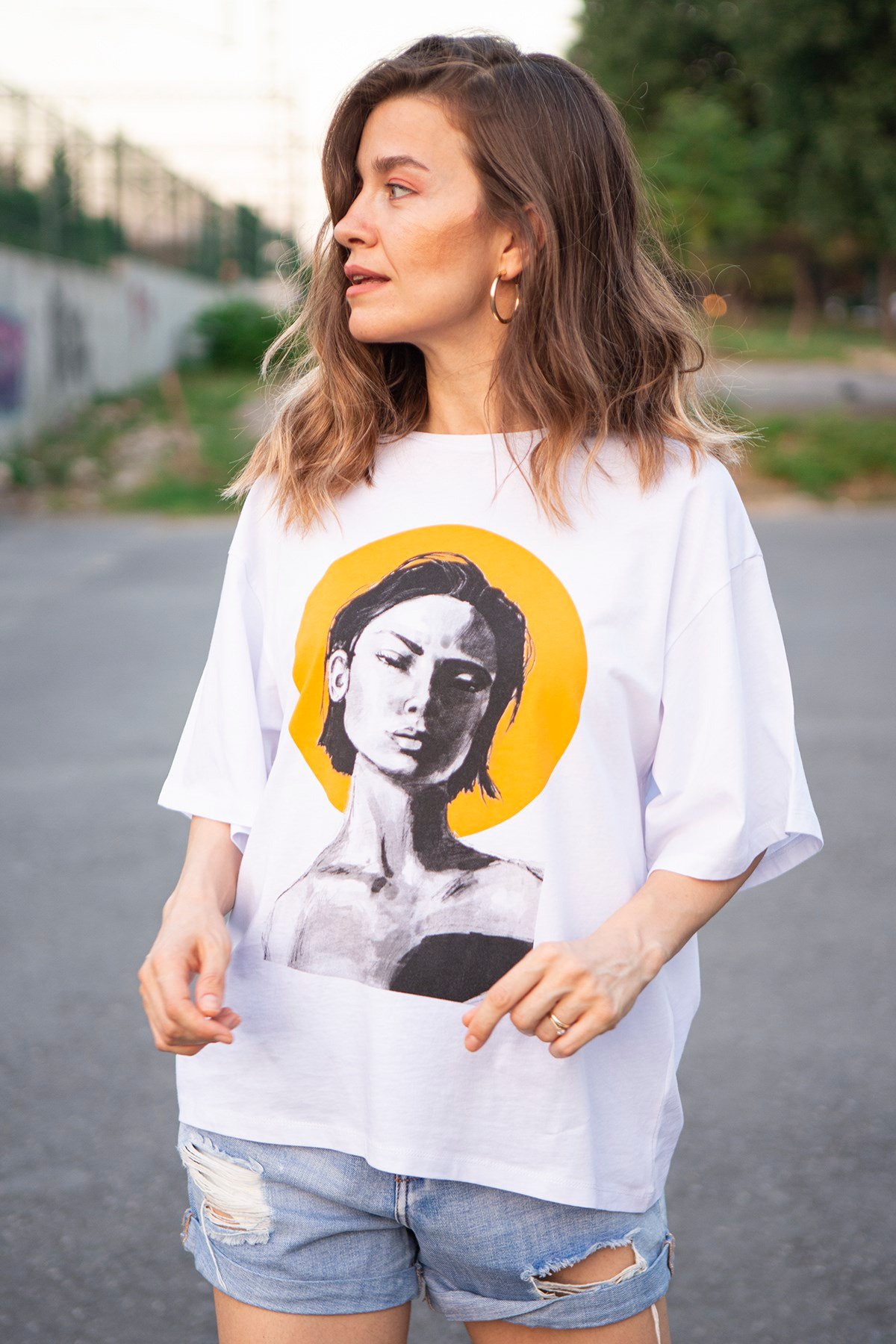 Beyaz Kadın ve Güneş Baskılı T-Shirt